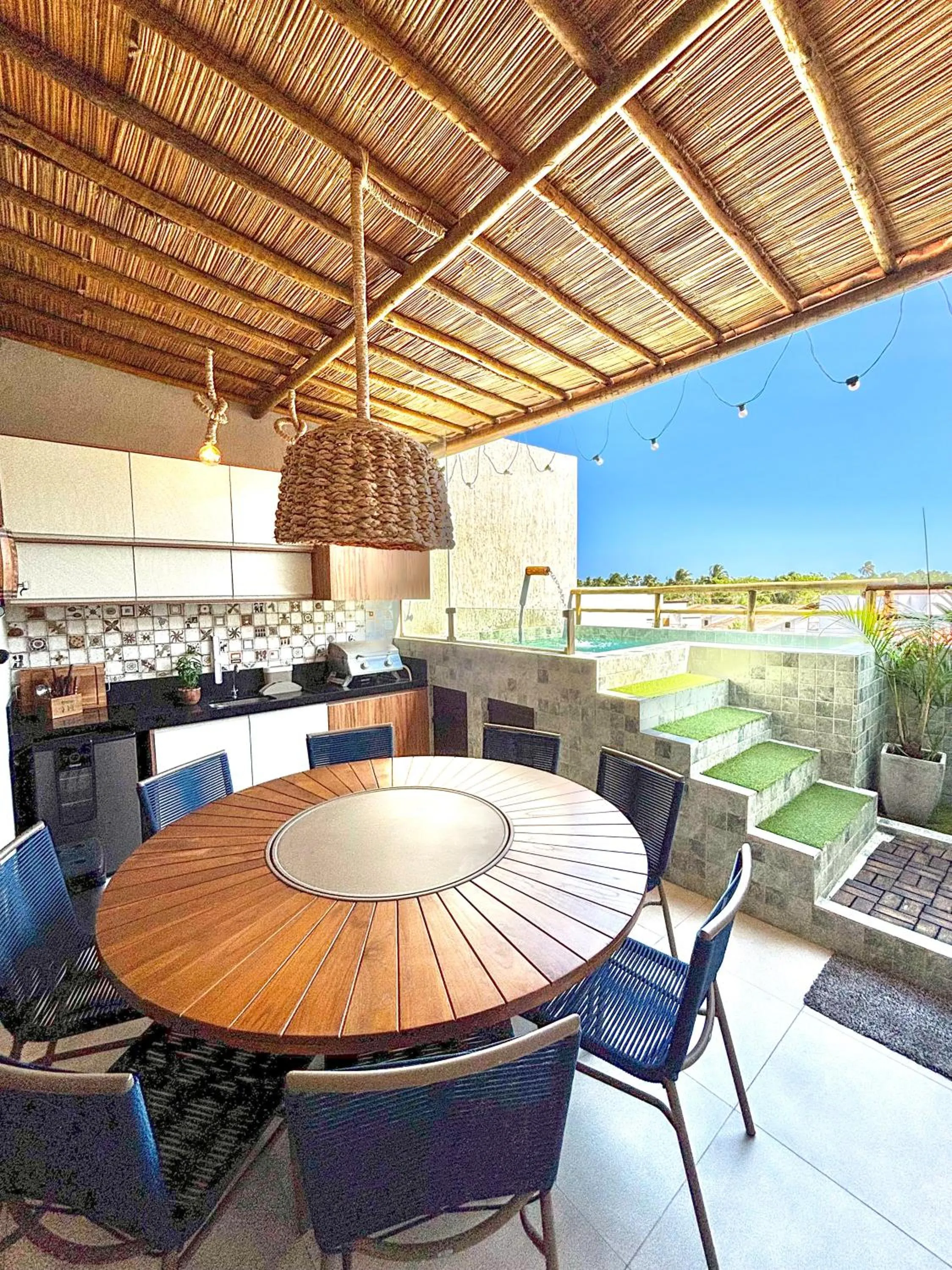 Balcony/Terrace in Temporada Areia e Mar Triplex com piscina privativa e área gourmet a 250m da Praia do Patacho