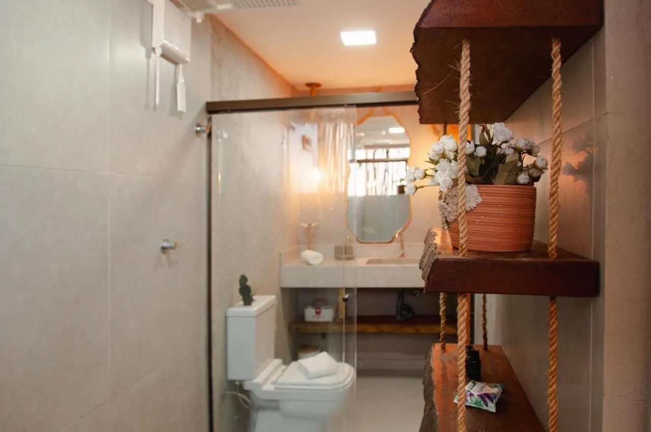 Shower in Temporada Areia e Mar Triplex com piscina privativa e área gourmet a 250m da Praia do Patacho