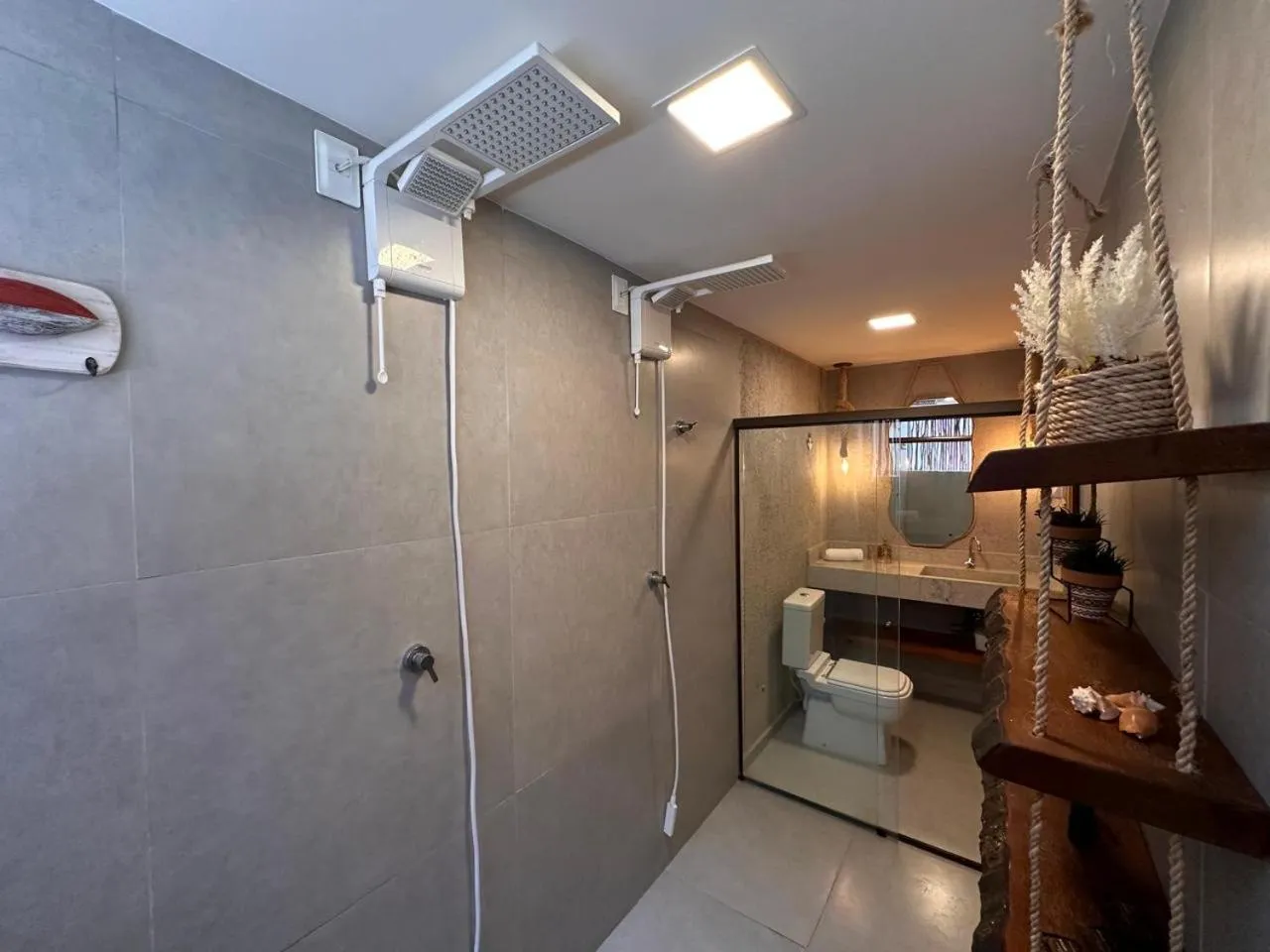 Shower in Temporada Areia e Mar Triplex com piscina privativa e área gourmet a 250m da Praia do Patacho