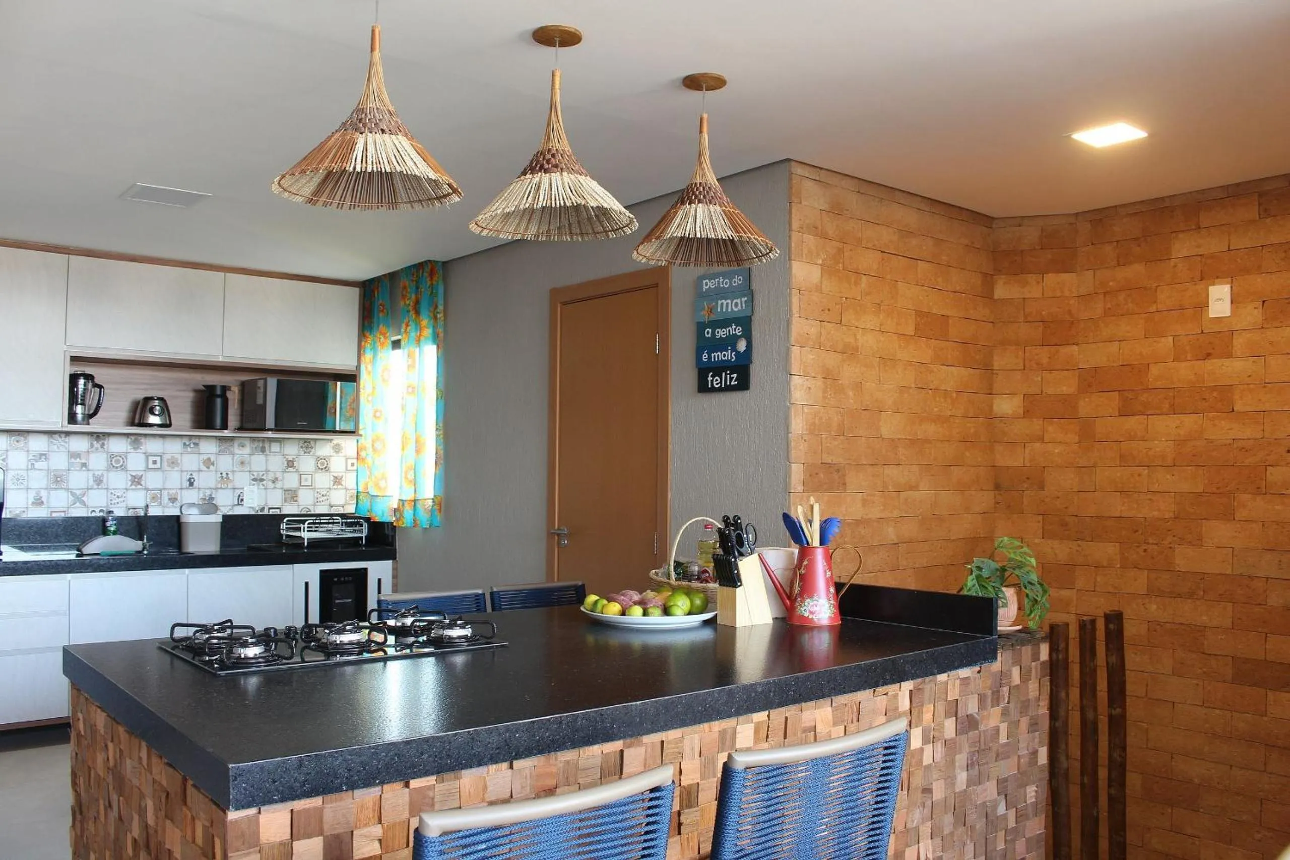 Kitchen or kitchenette in Temporada Areia e Mar Triplex com piscina privativa e área gourmet a 250m da Praia do Patacho