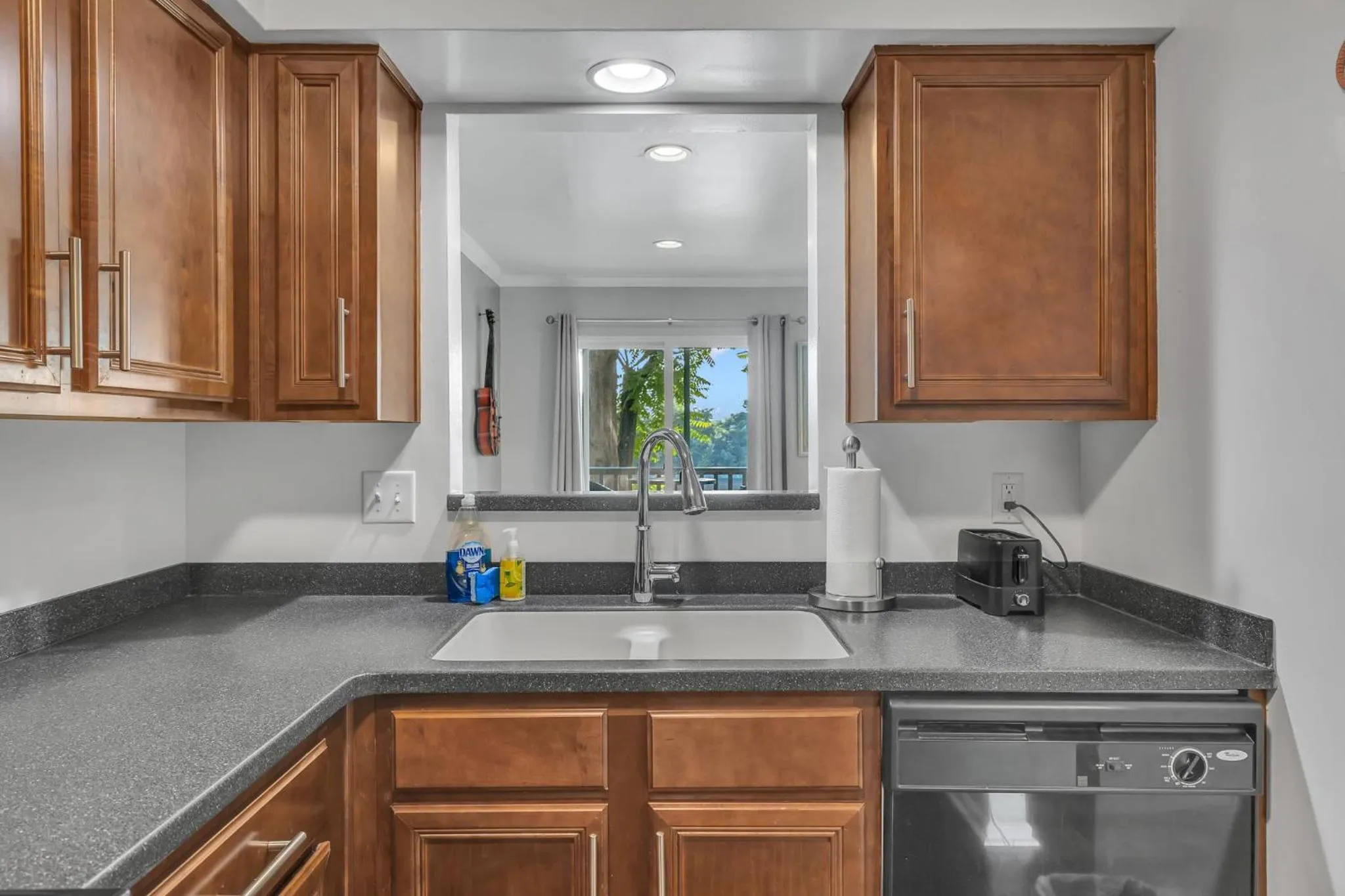 Nash Star Private Condo - 2bed, 2bath, Sleep 6, 25 Min Walk To Broadway And All Nashville Attractions, Pool, Gym