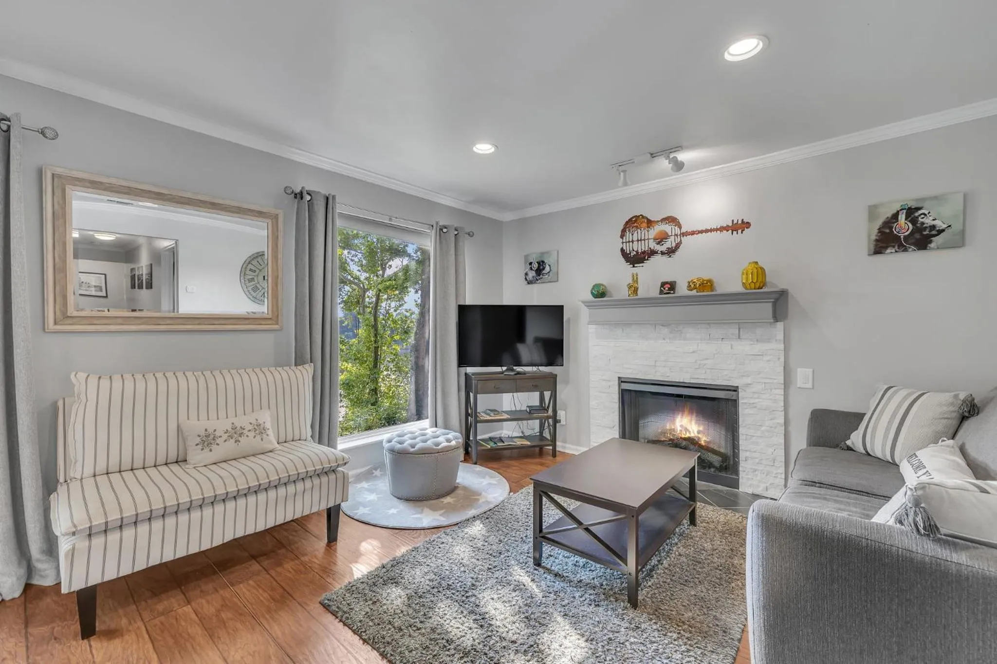 Nash Star Private Condo - 2bed, 2bath, Sleep 6, 25 Min Walk To Broadway And All Nashville Attractions, Pool, Gym