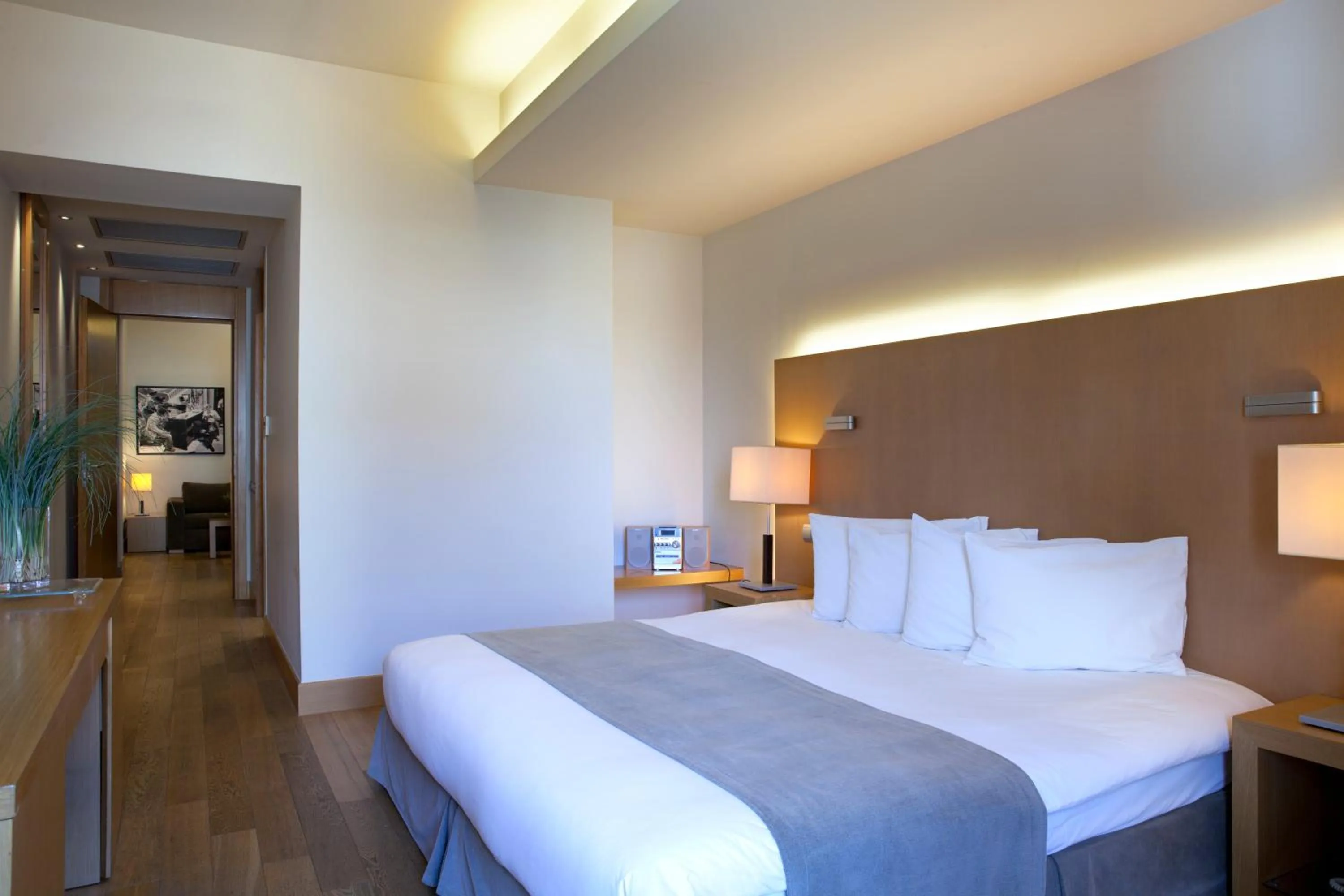 Photo of the whole room, Bed in Zeus Thessaloniki Lazart