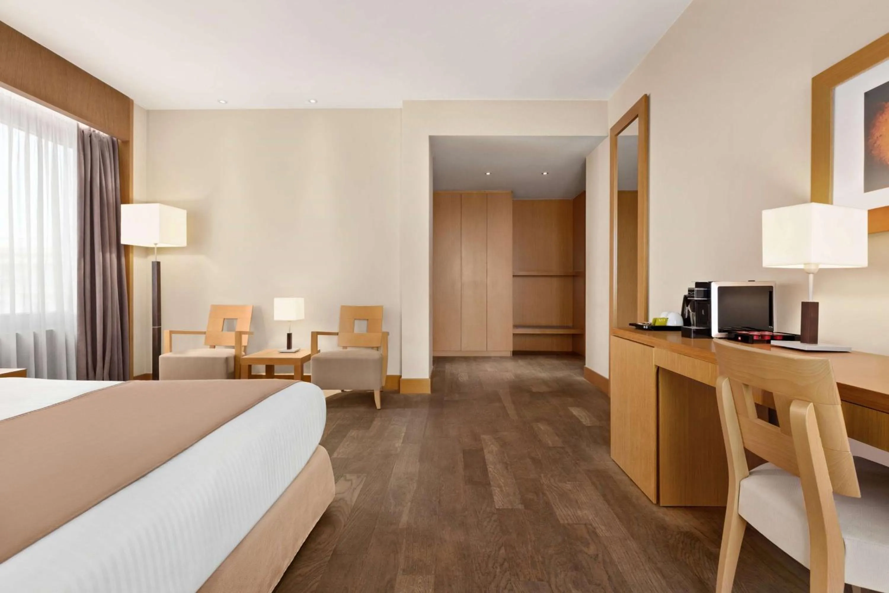 Photo of the whole room, Bed in Zeus Thessaloniki Lazart