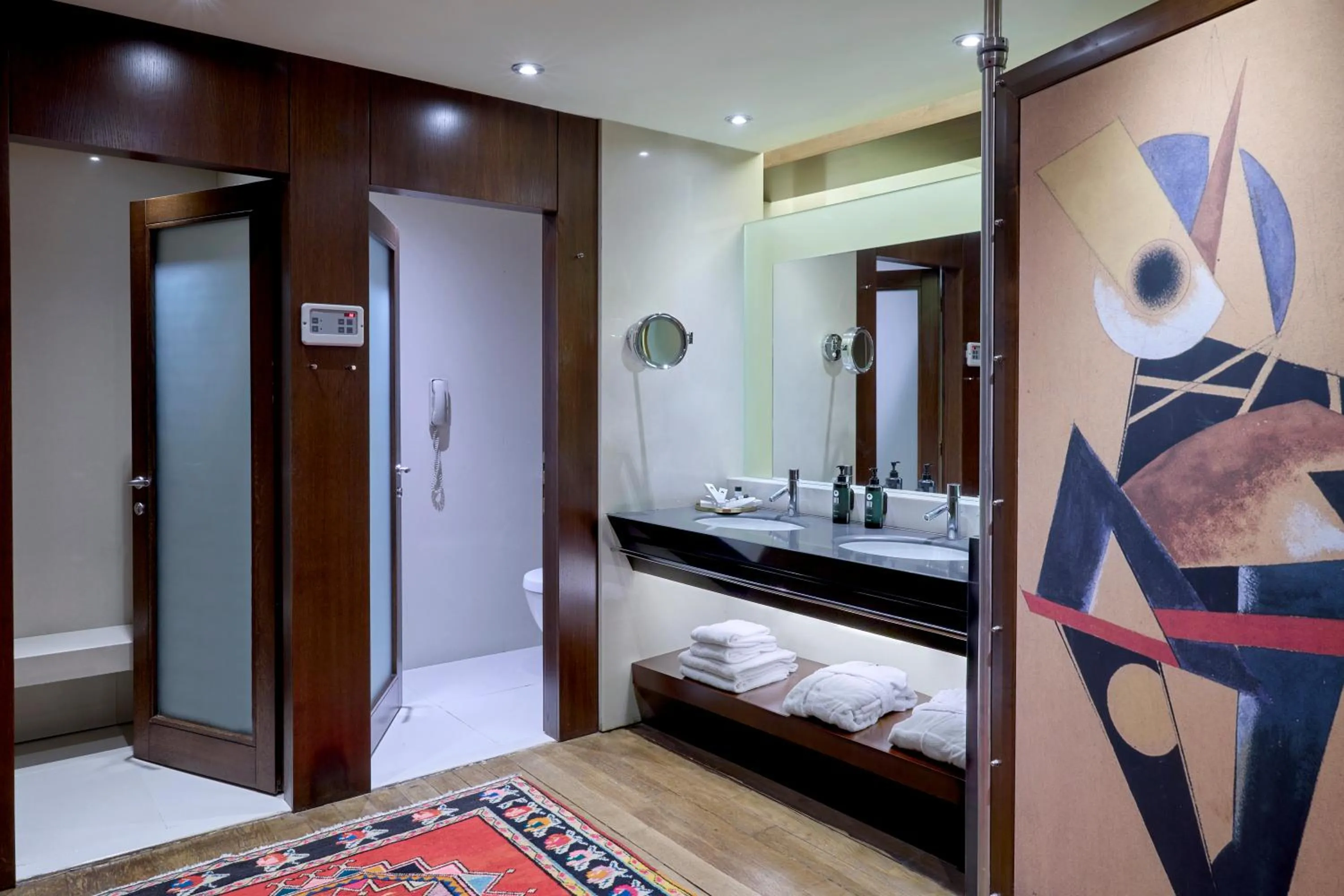 Bathroom, Bed in Zeus Thessaloniki Lazart