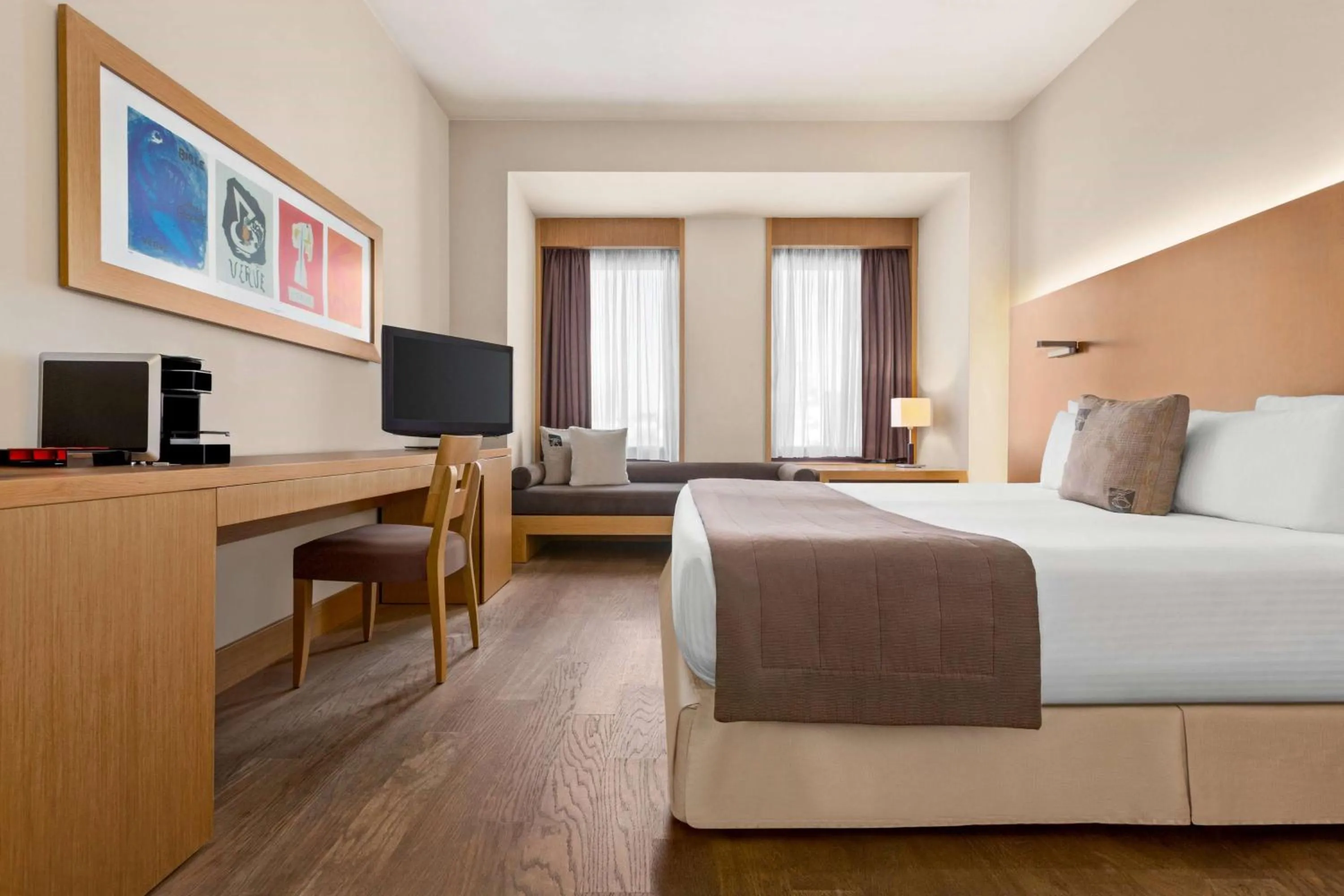 Photo of the whole room, Bed in Zeus Thessaloniki Lazart