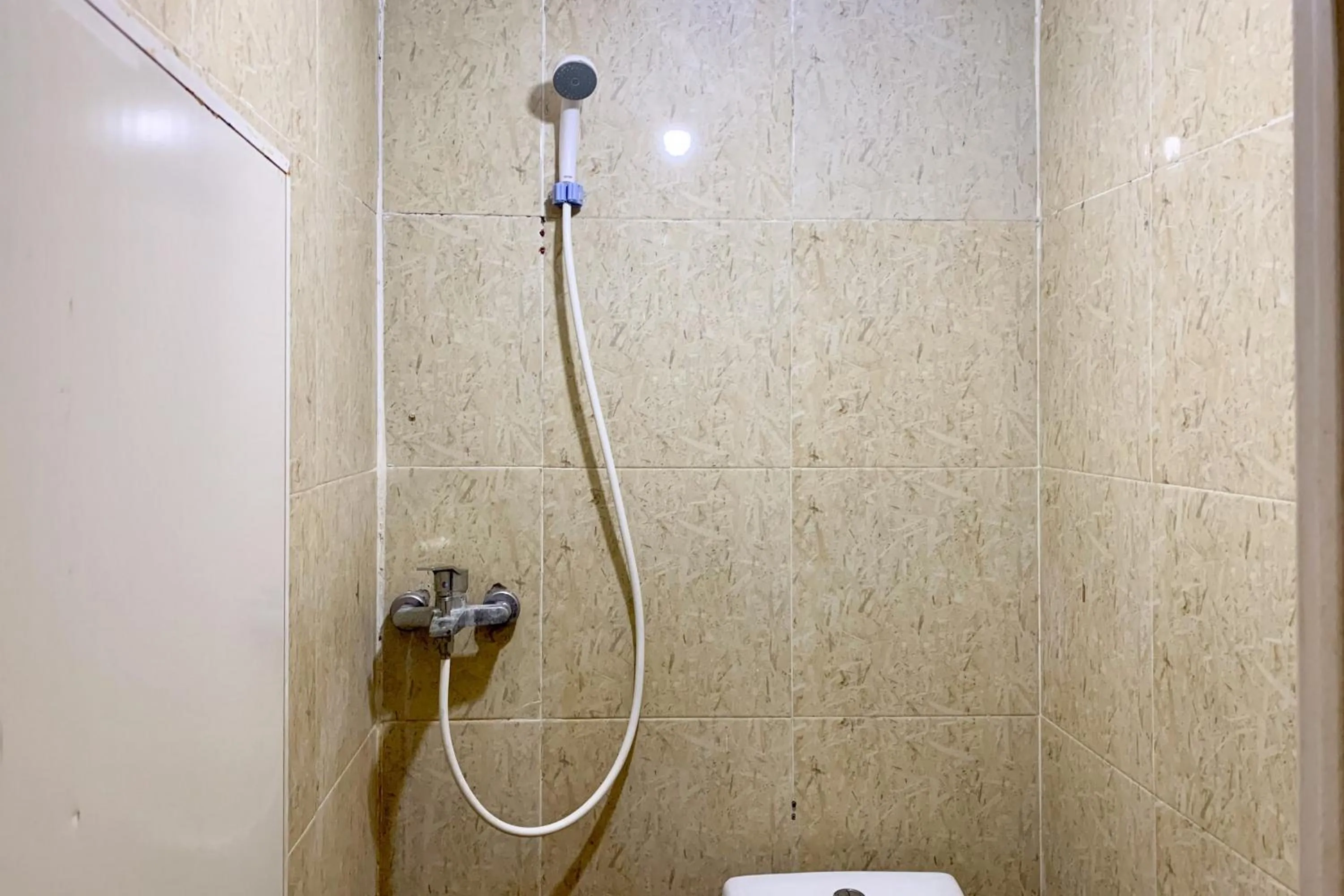 Bathroom in Backpacker Homestay Jatisampurna Redpartner