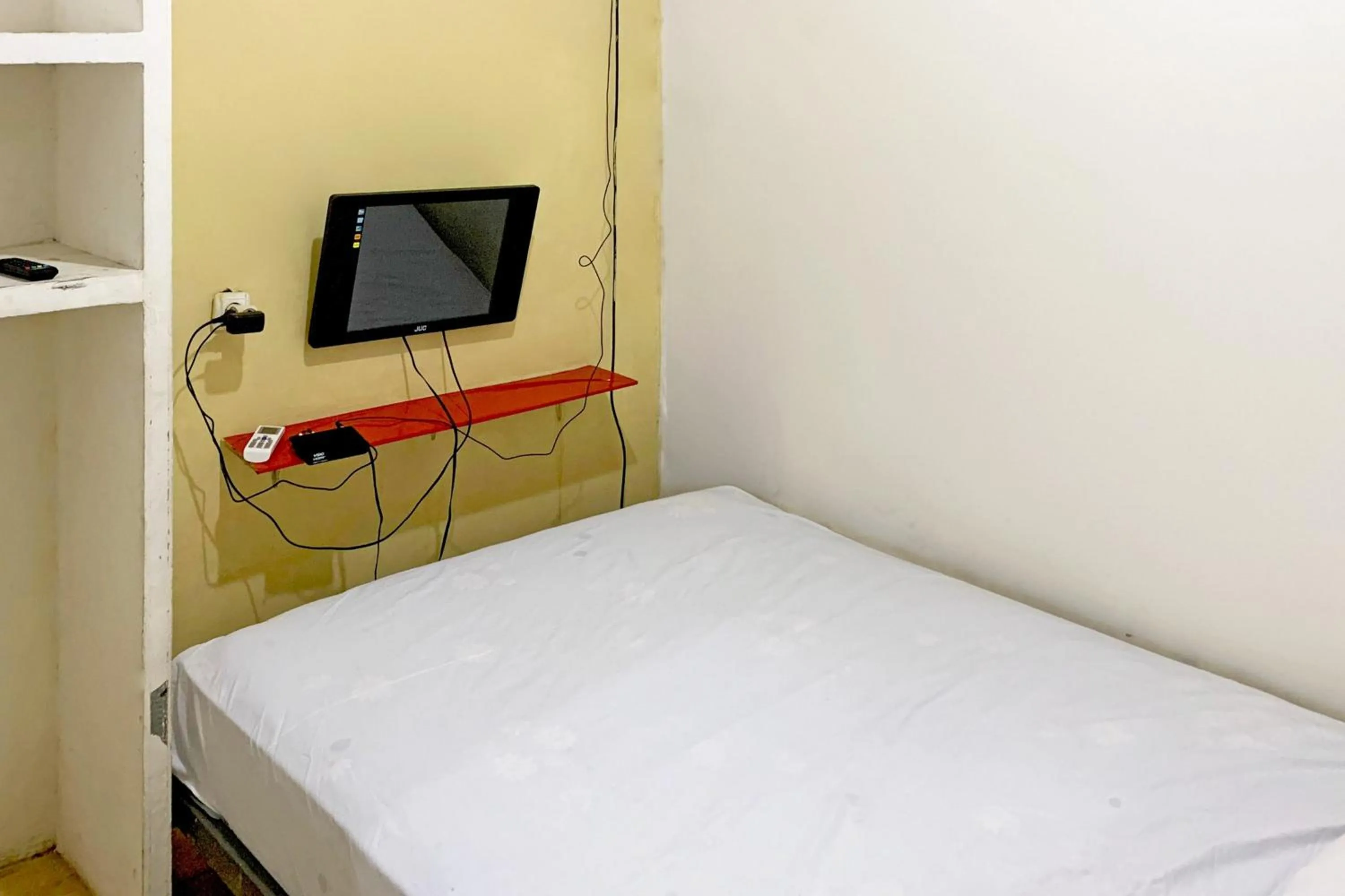 Bedroom, Bed in Backpacker Homestay Jatisampurna Redpartner