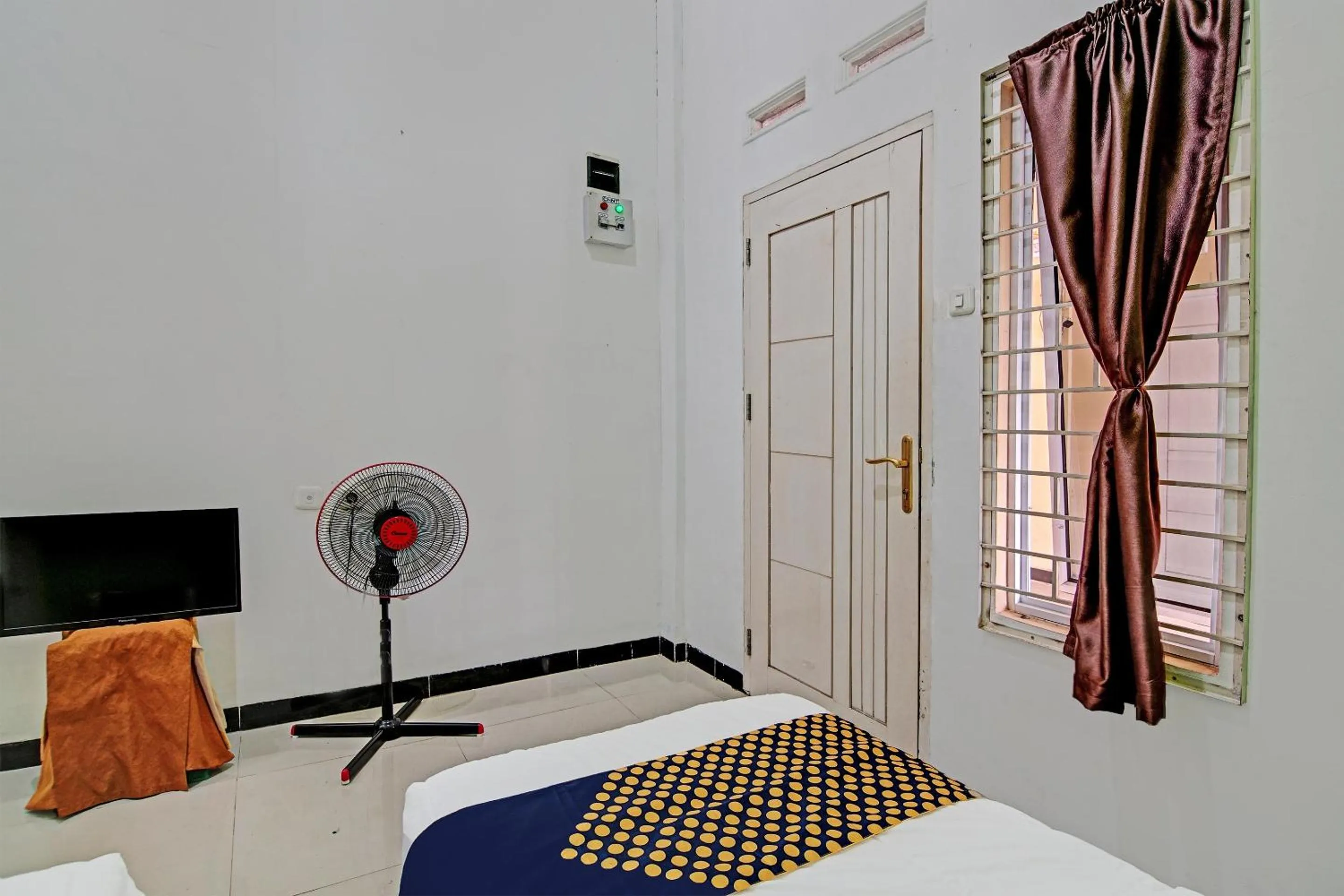 Bedroom, Bed in Hotel O Lucky Guesthouse