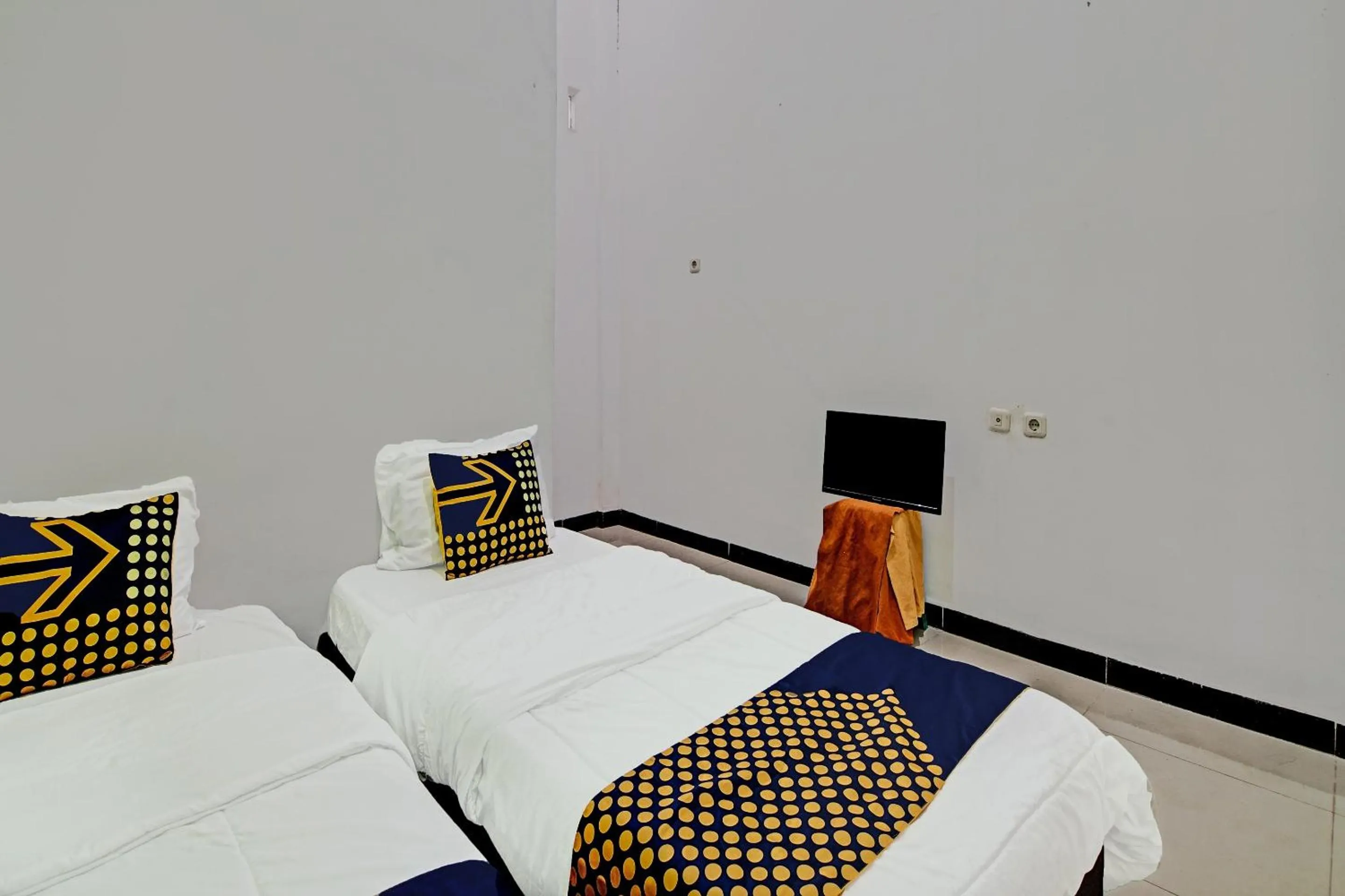 Bedroom, Bed in Hotel O Lucky Guesthouse