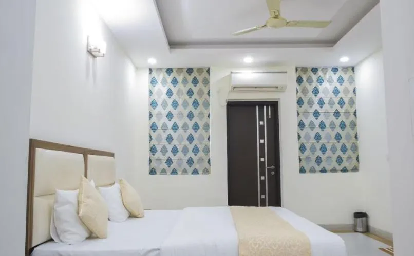 Bed in Hotel Leaf 9 INN, Cyber City near Ambience Mall