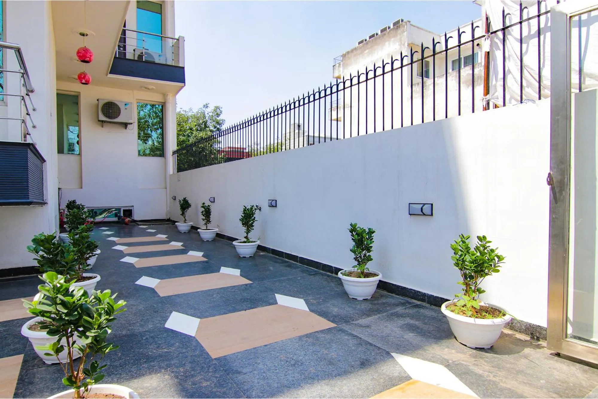 Property building in Hotel Leaf 9 INN, Cyber City near Ambience Mall