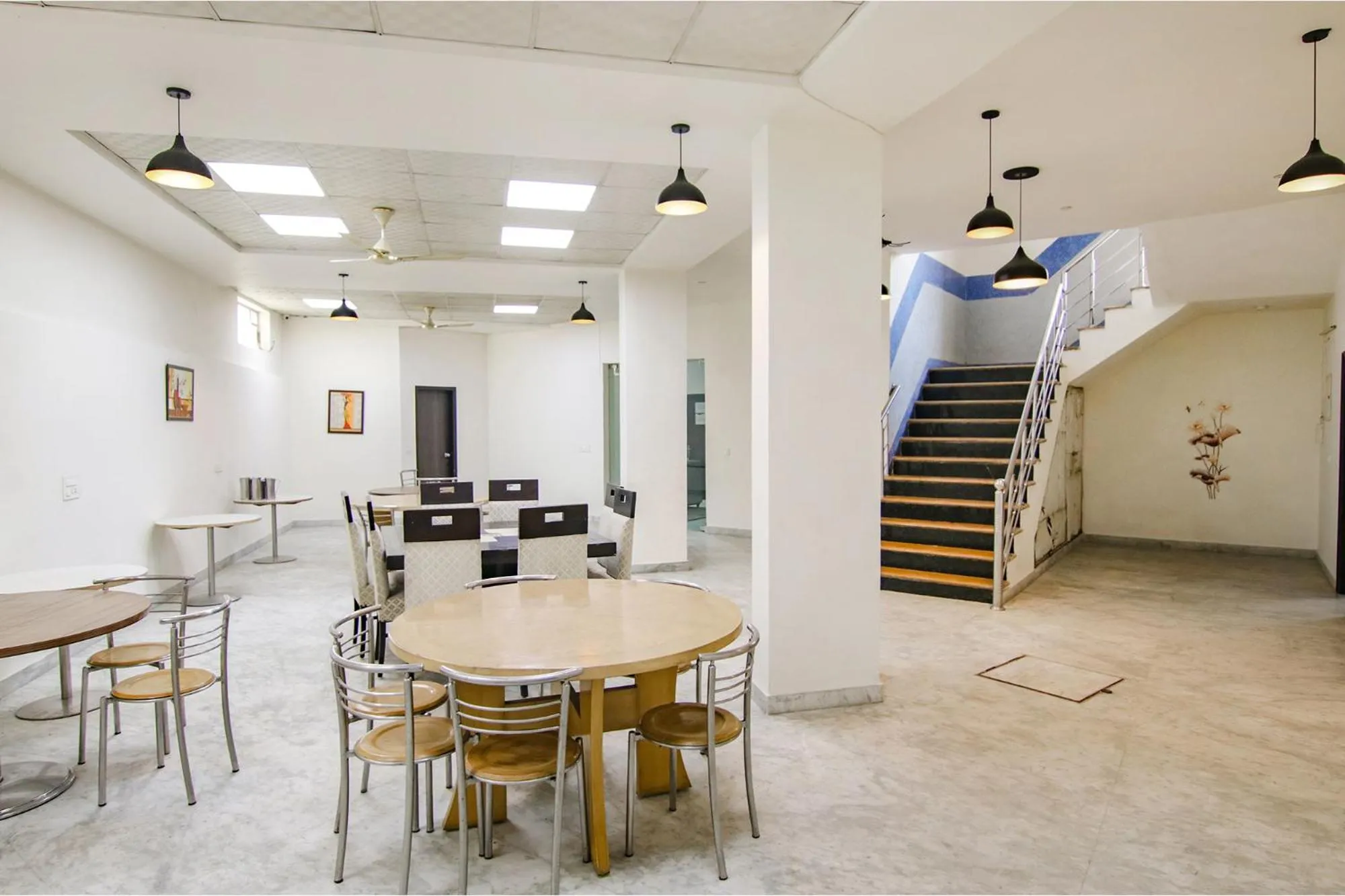 Restaurant/places to eat in Hotel Leaf 9 INN, Cyber City near Ambience Mall