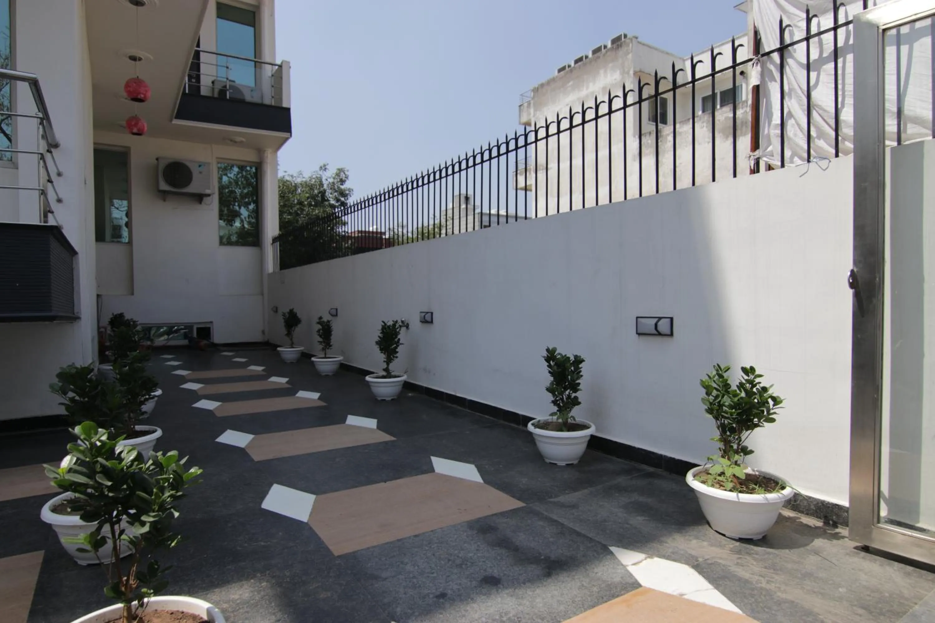 Property building in Hotel Leaf 9 INN, Cyber City near Ambience Mall