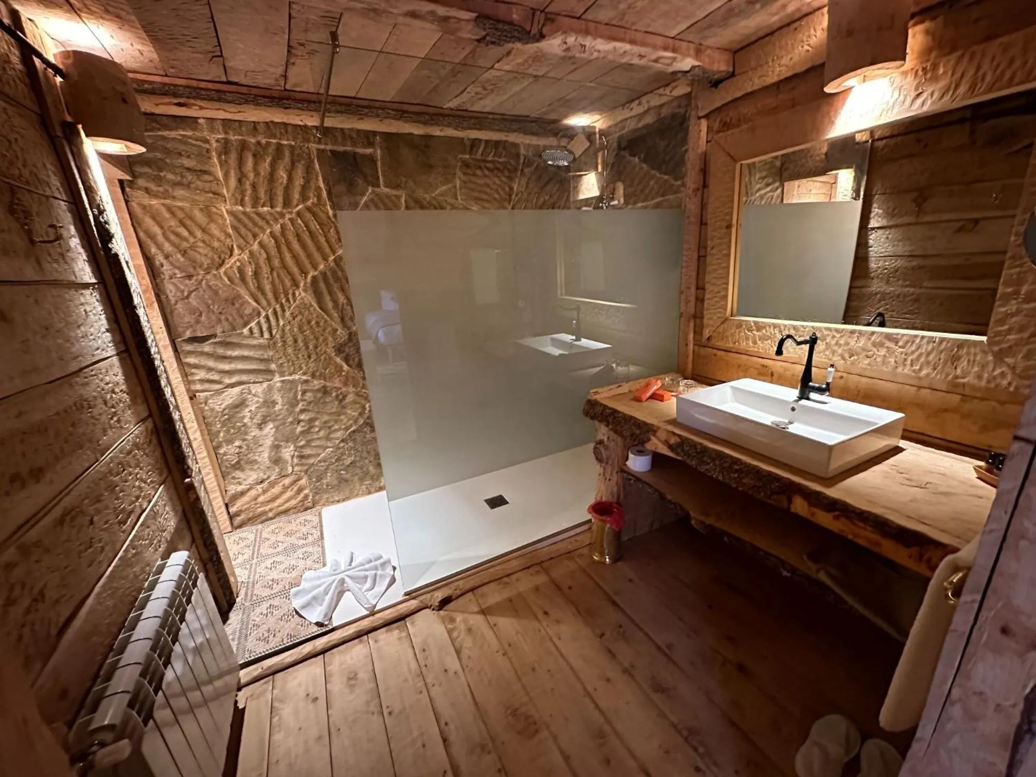 Shower in Hotel Xaluca Spa Aguelmame Sidi Ali