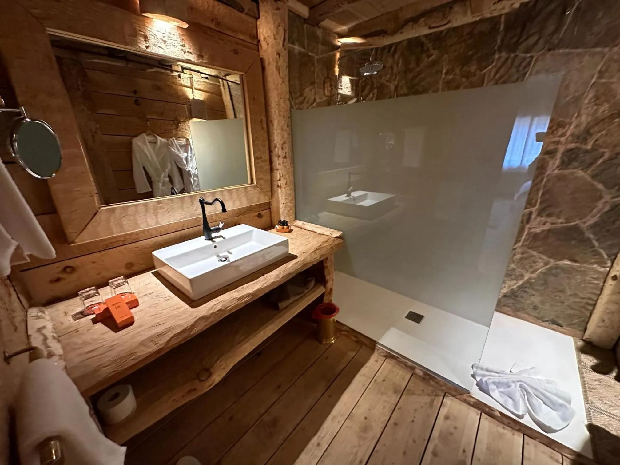 Shower in Hotel Xaluca Spa Aguelmame Sidi Ali