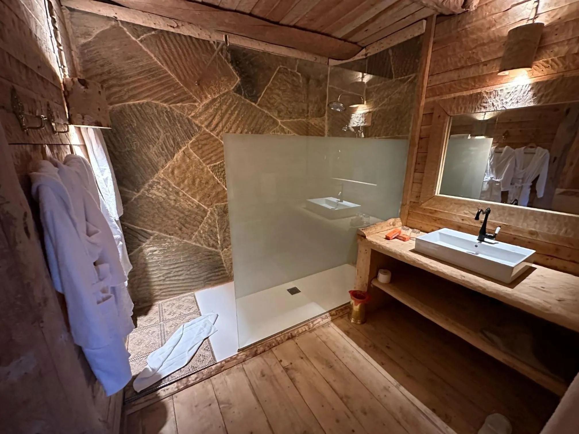 Shower in Hotel Xaluca Spa Aguelmame Sidi Ali