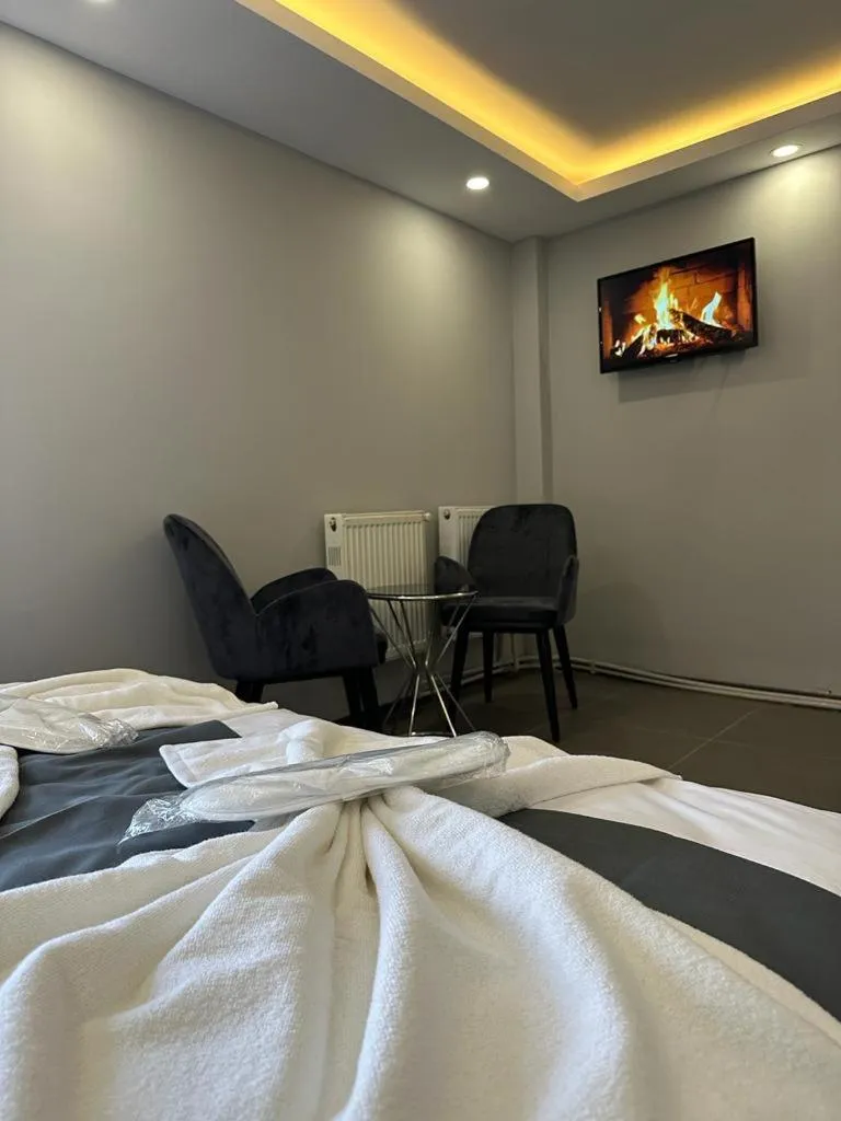 Photo of the whole room in Torch Suit