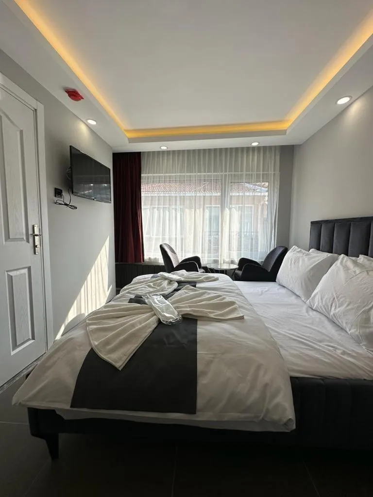 Photo of the whole room in Torch Suit