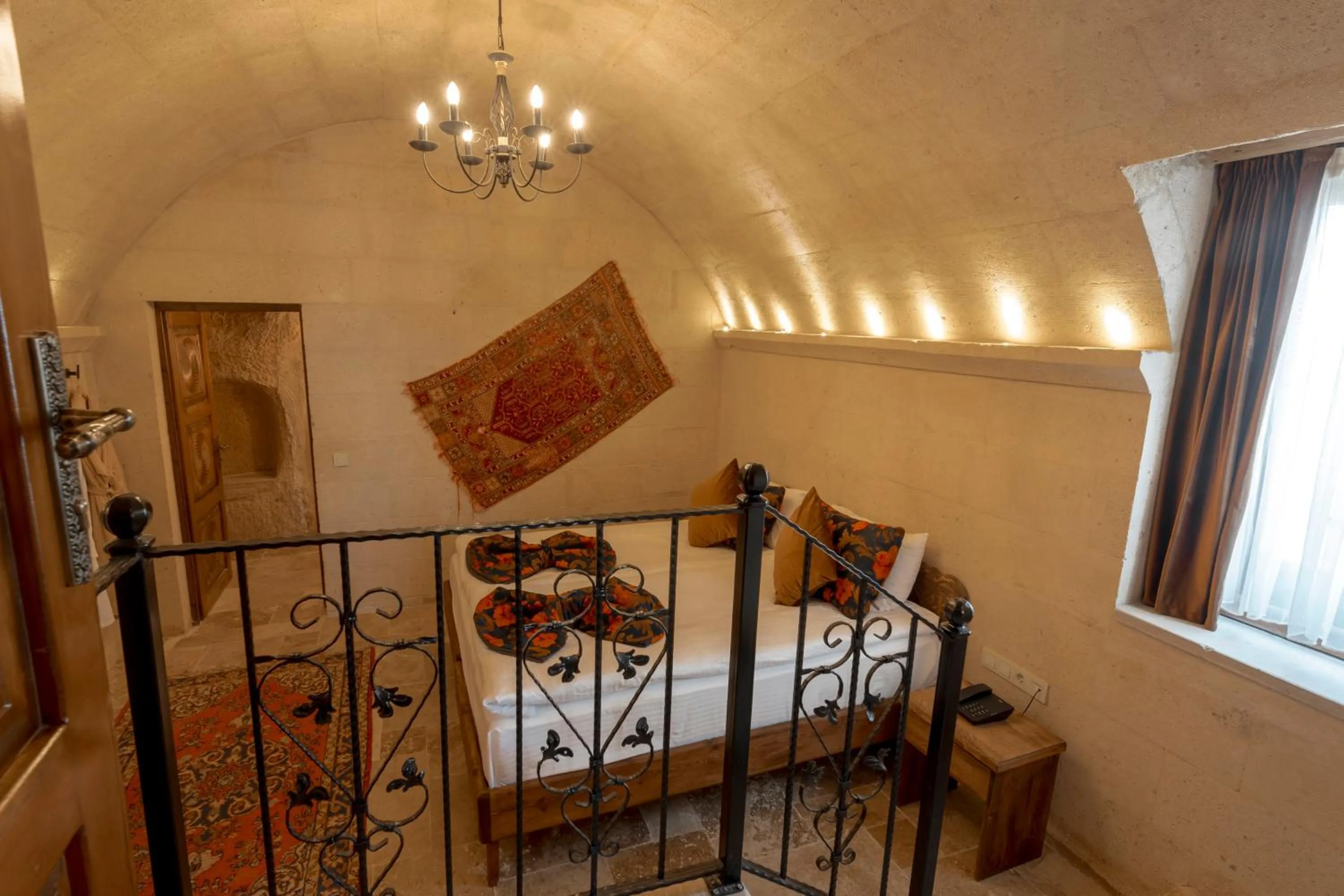 Photo of the whole room, Bed in Harem Suites Cappadocia