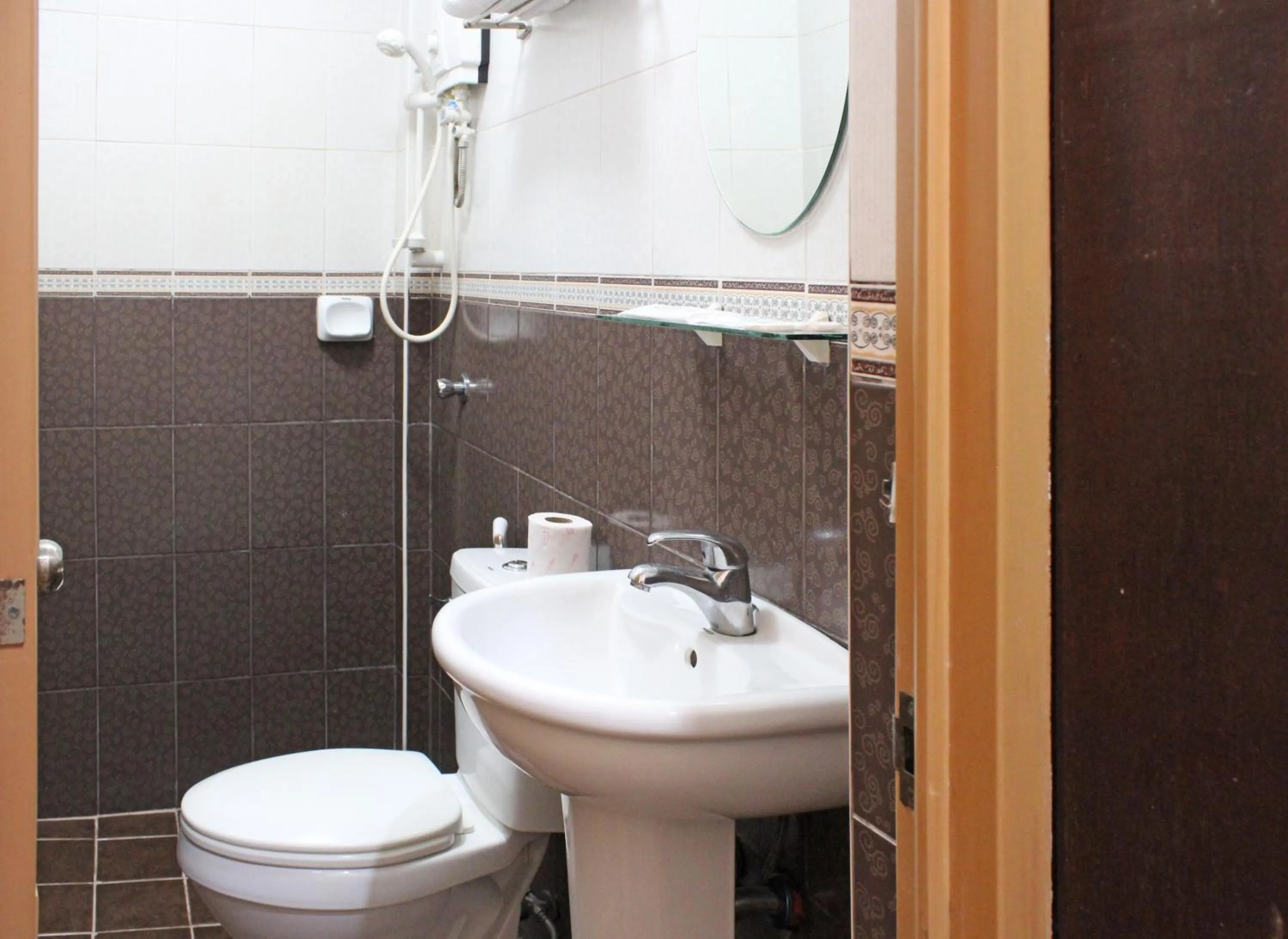 Shower in Balaibinda Lodge