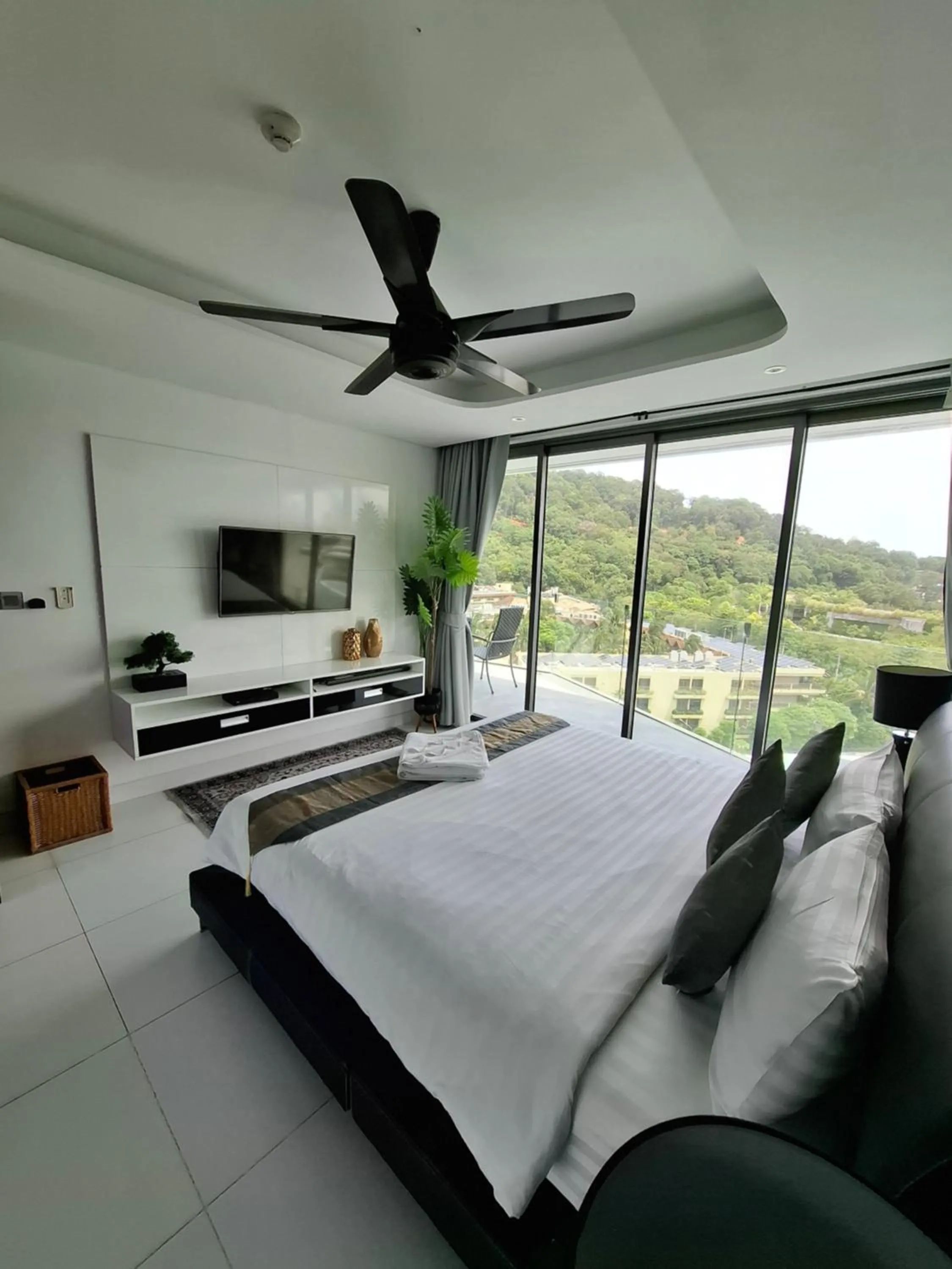 Bedroom, Bed in Twin Sands Resort Penthouse
