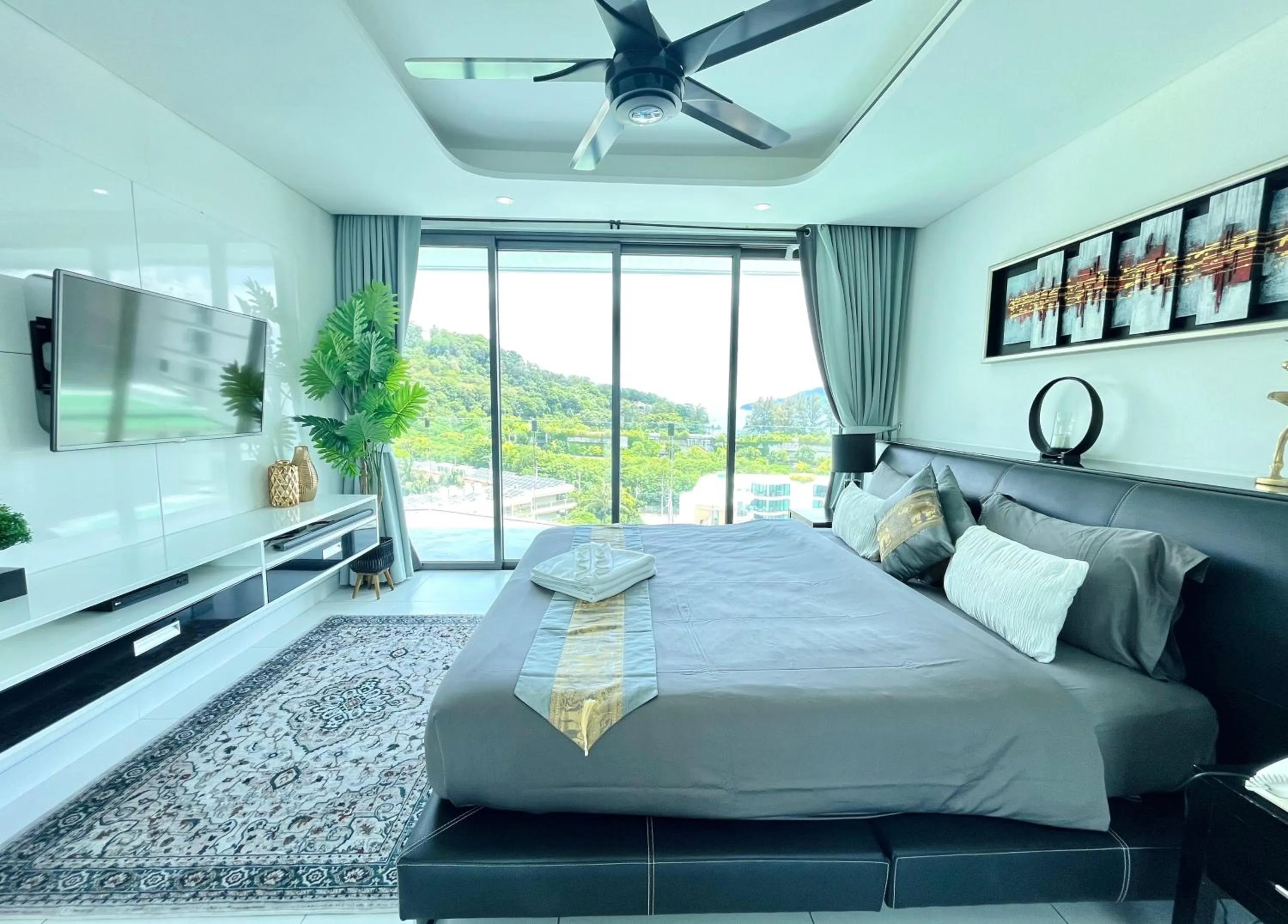 Bedroom, Bed in Twin Sands Resort Penthouse