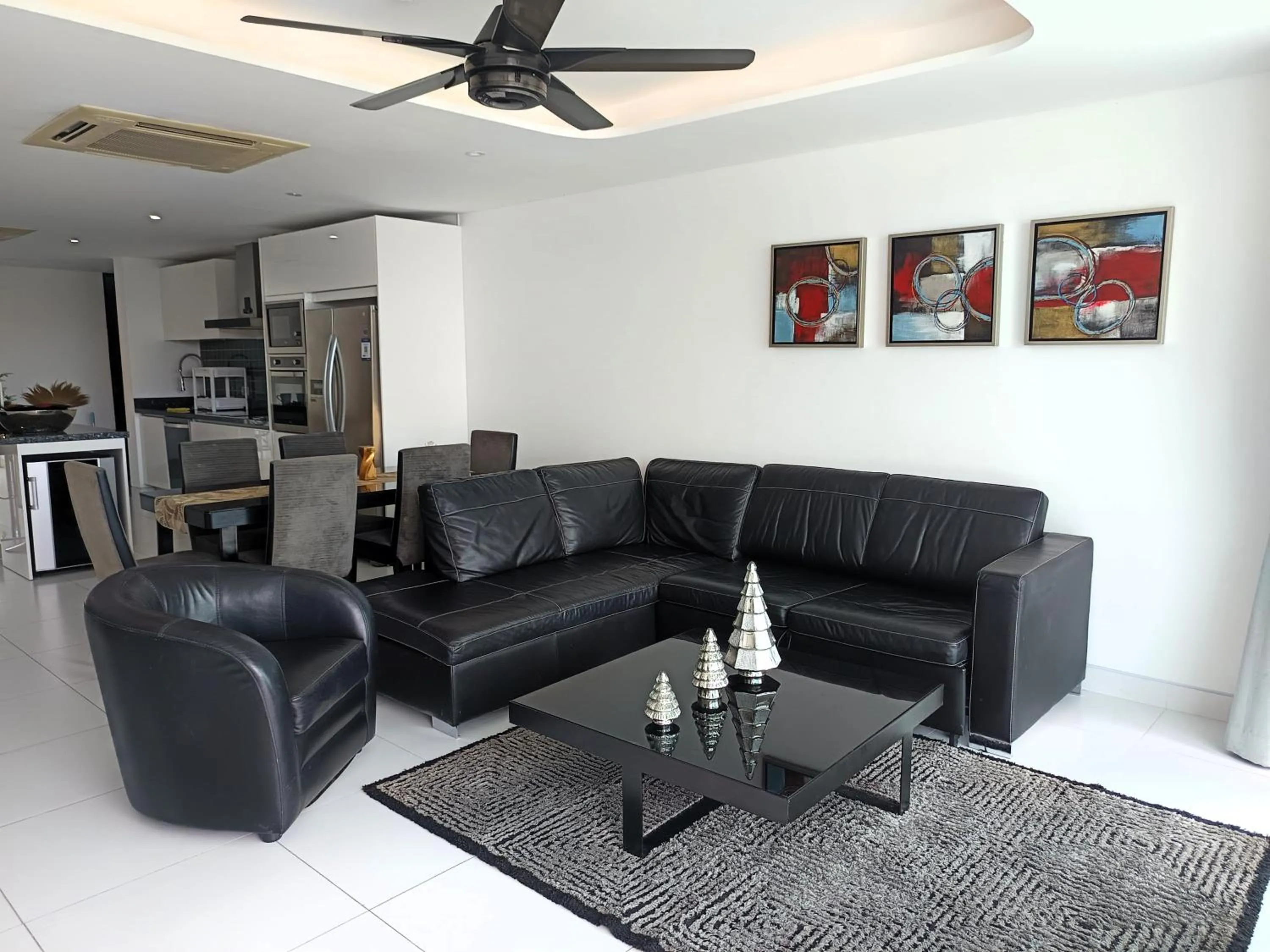 Communal lounge/ TV room in Twin Sands Resort Penthouse