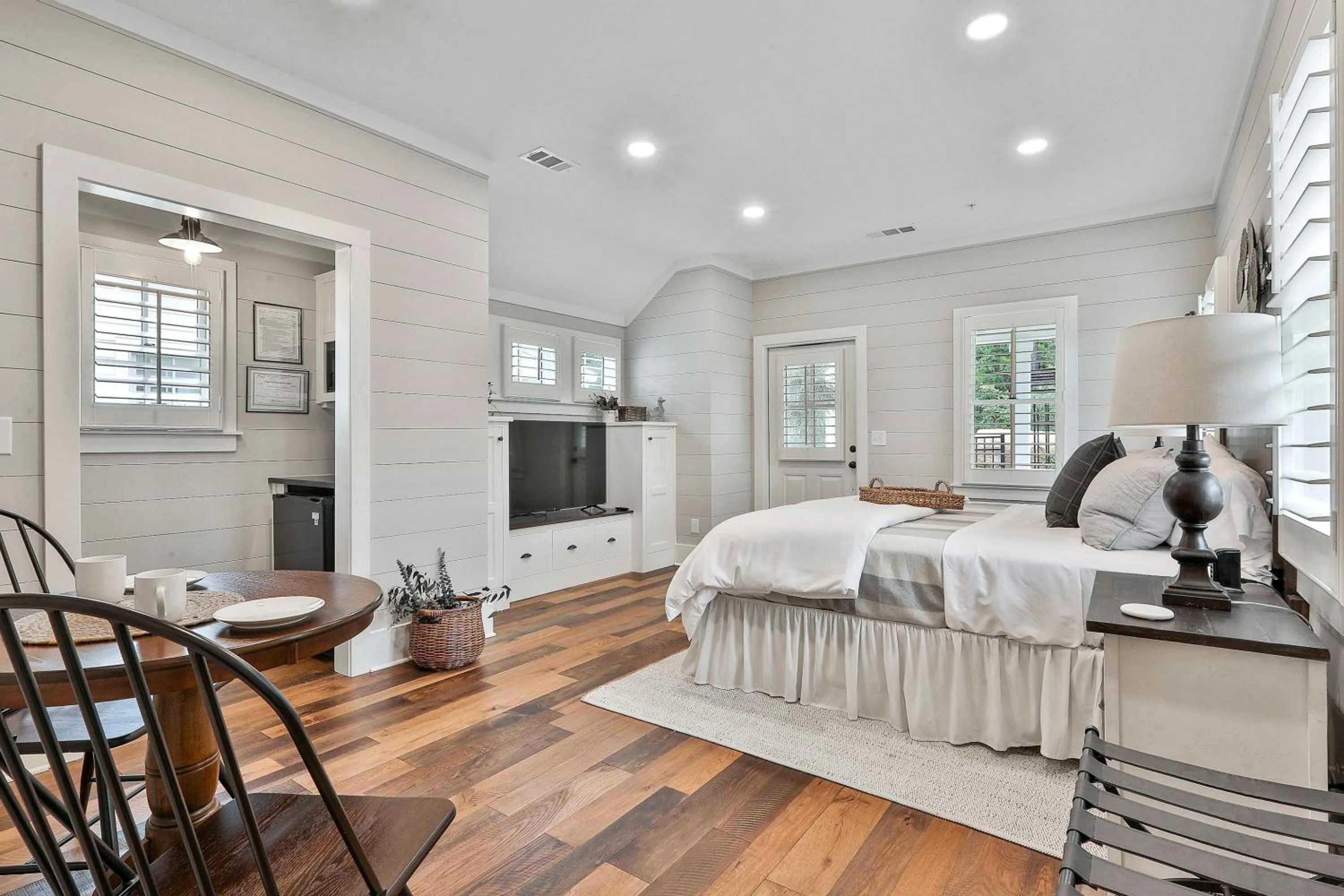 Photo of the whole room, Bed in The Cottages at Laurel Brooke