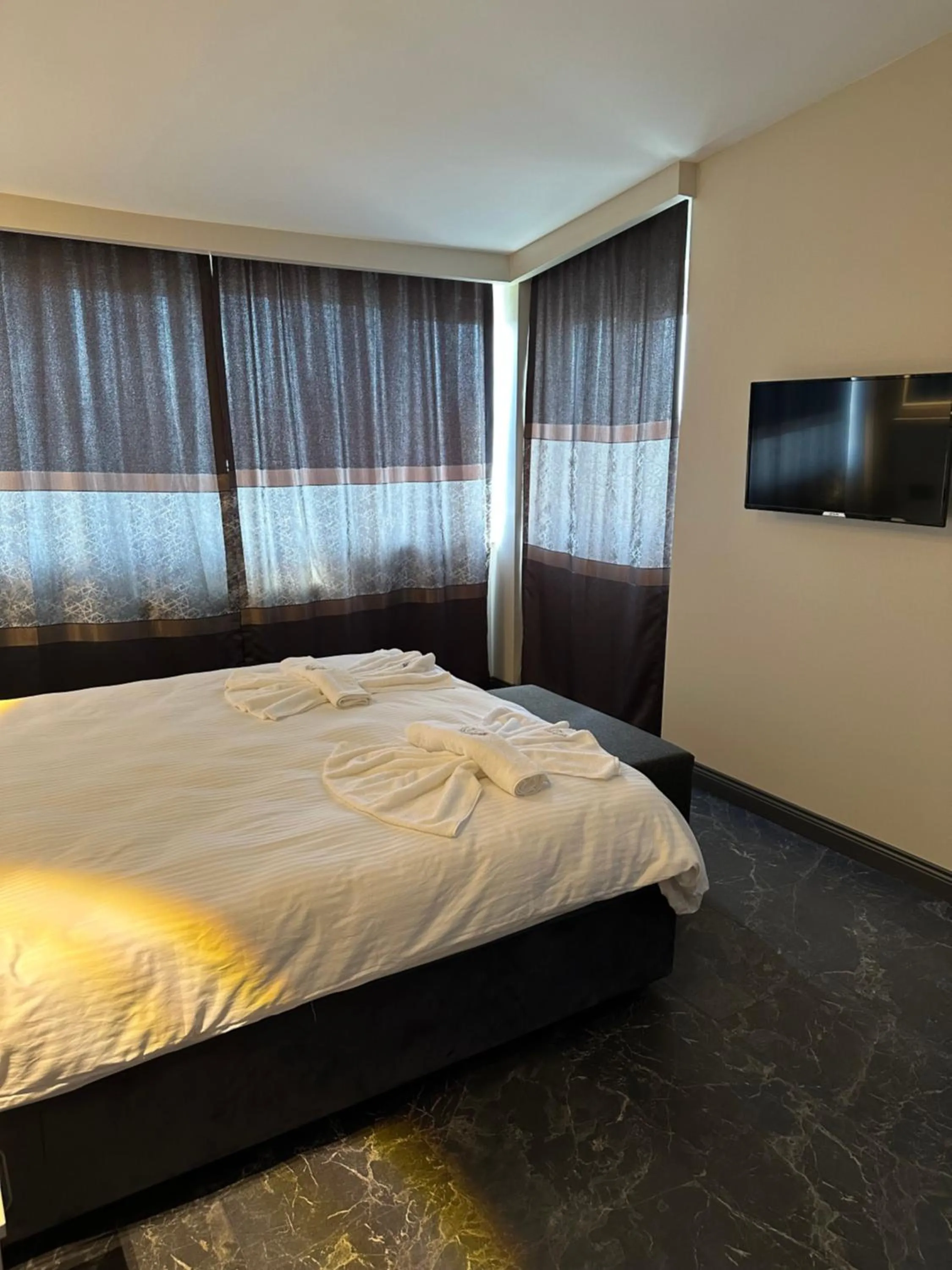 Communal lounge/ TV room, Bed in Mar Boutique Apartment