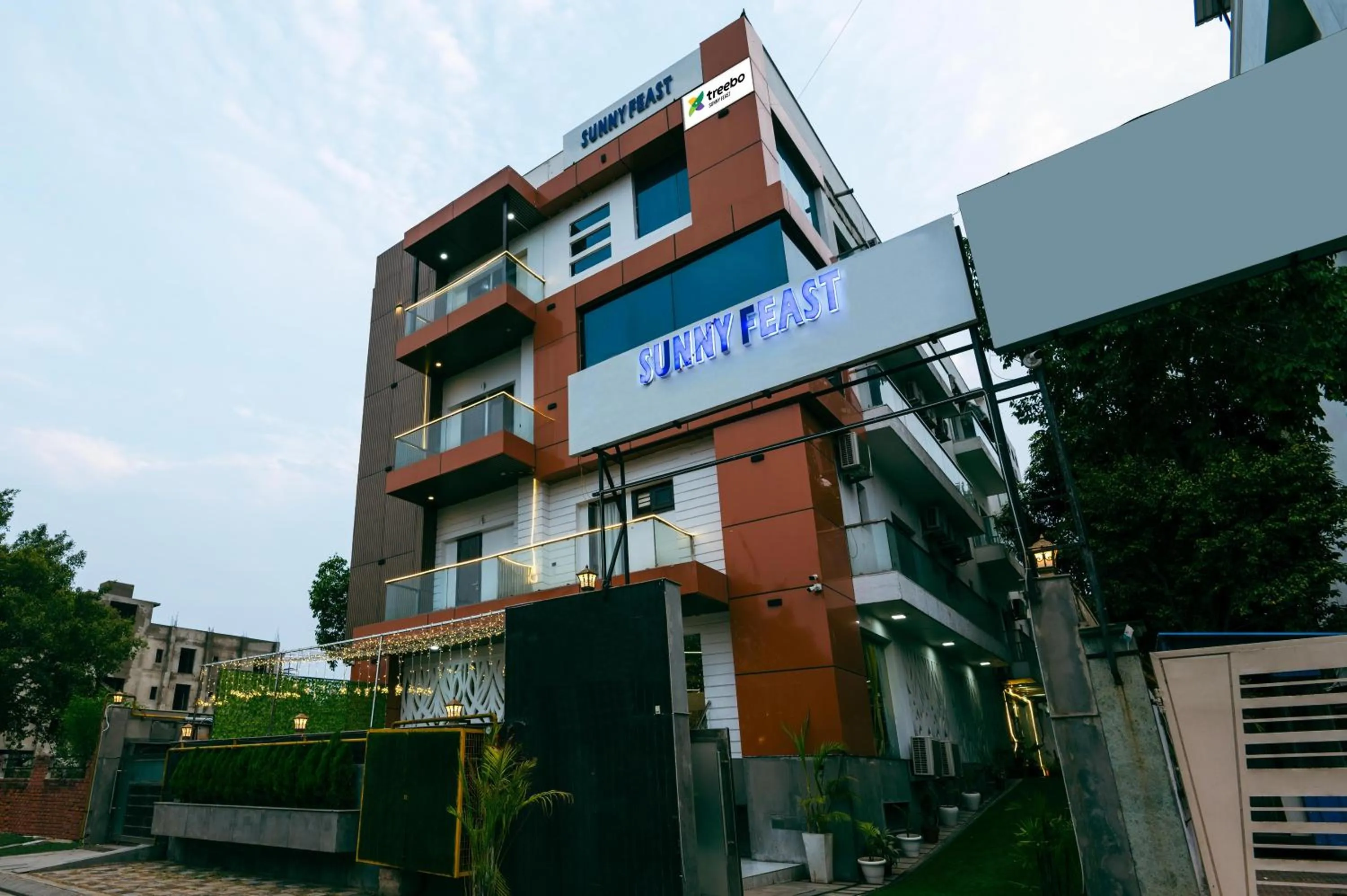 Facade/entrance in Treebo Sunny Feast