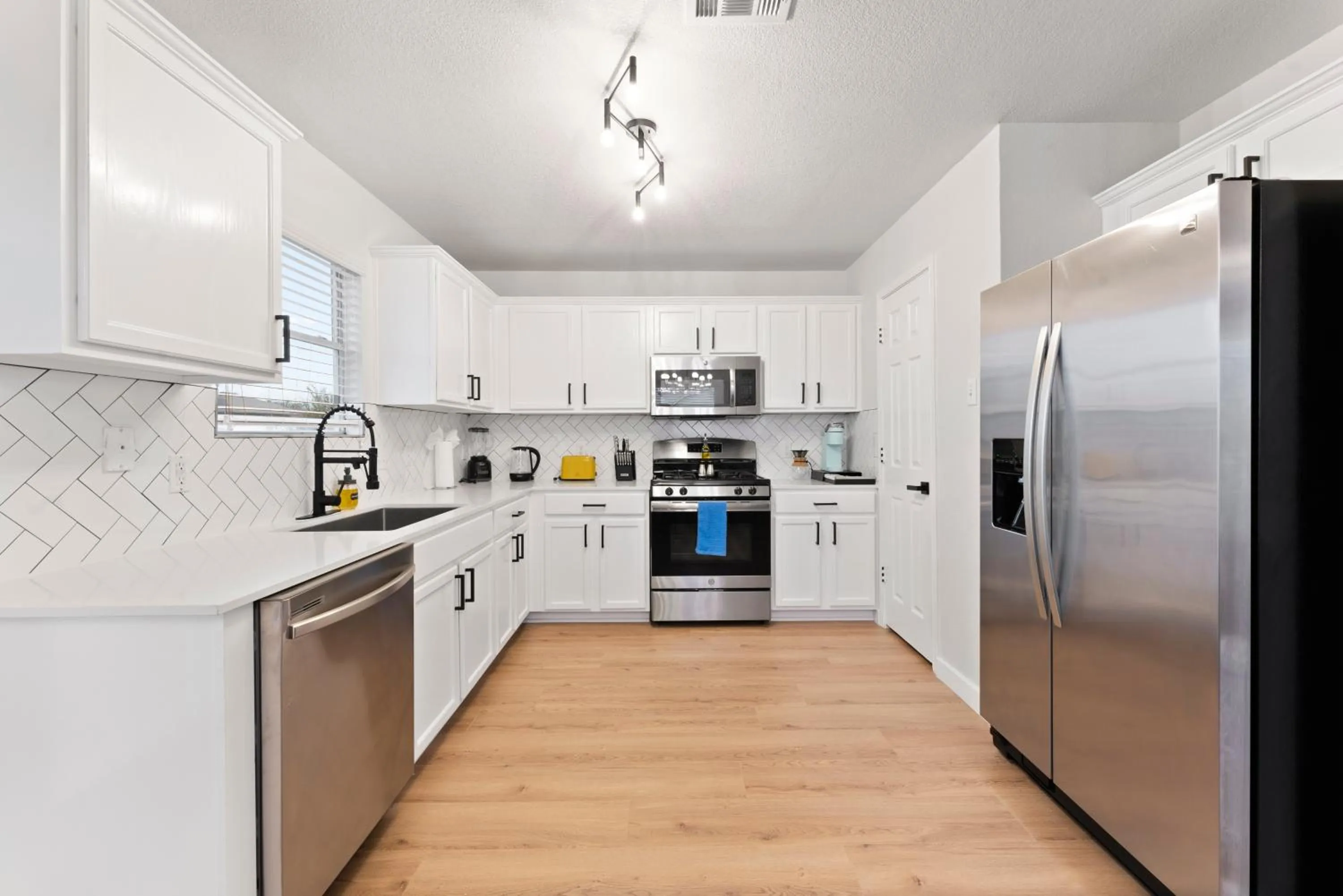 Modern & Homey 3BR Home, Remote Work Friendly, King Beds, Fast WiFi