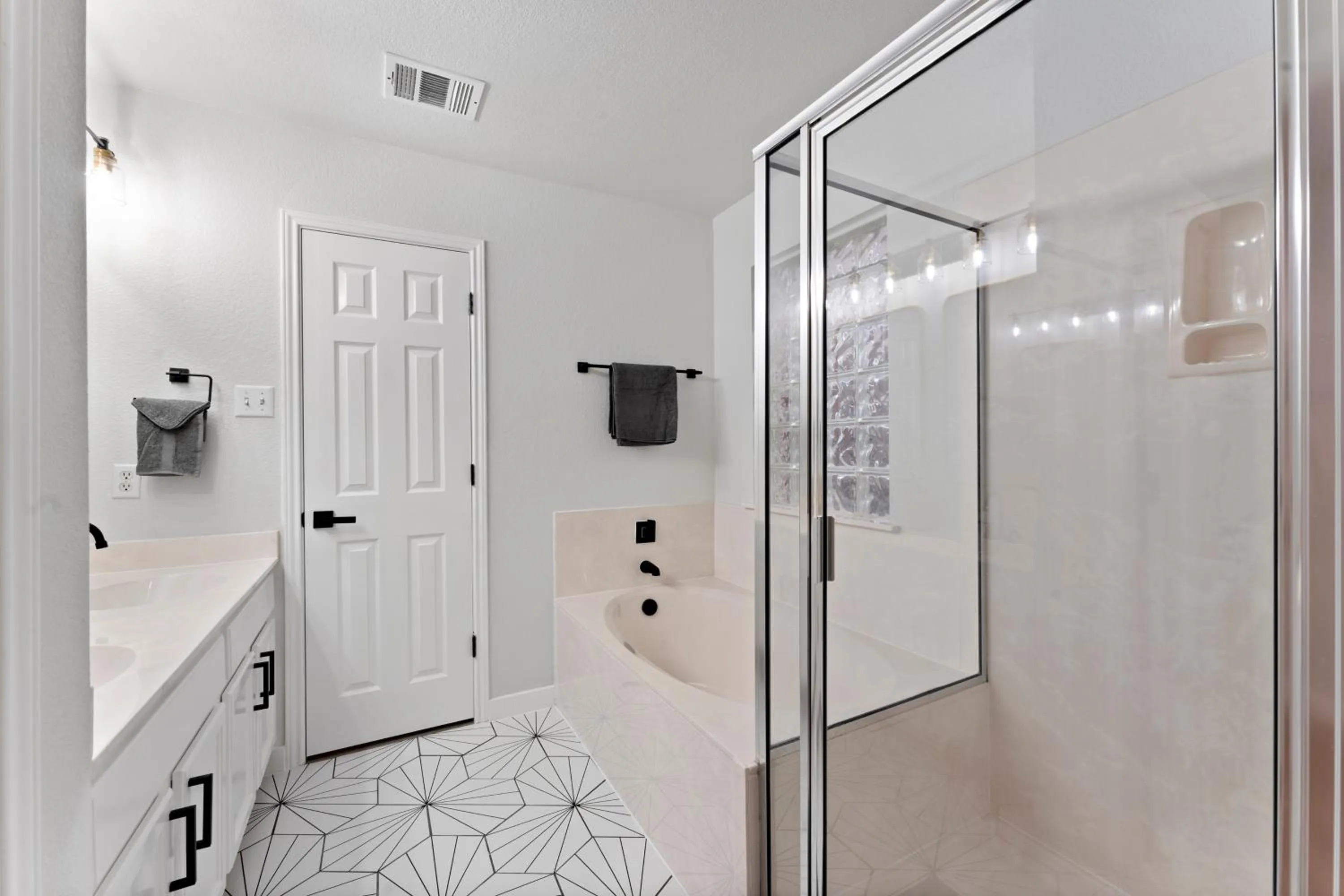 Modern & Homey 3BR Home, Remote Work Friendly, King Beds, Fast WiFi