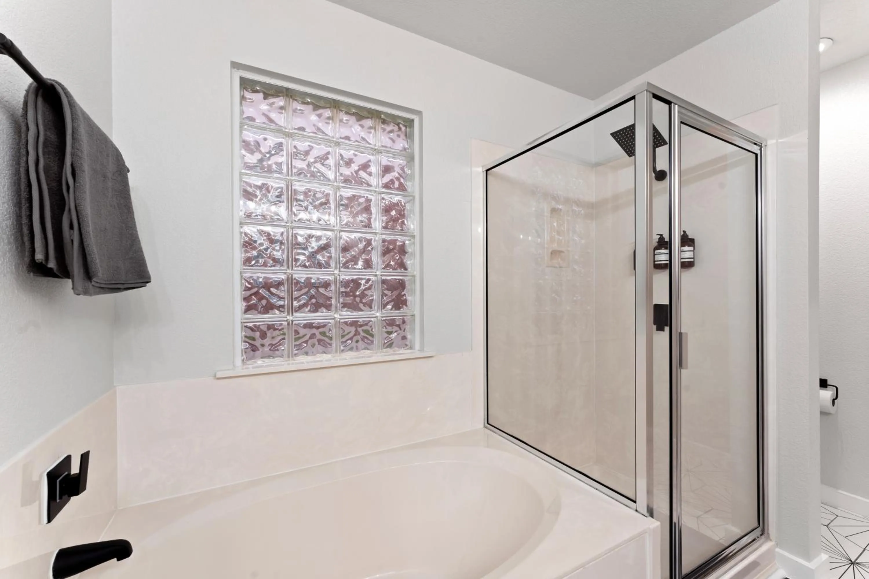 Modern & Homey 3BR Home, Remote Work Friendly, King Beds, Fast WiFi