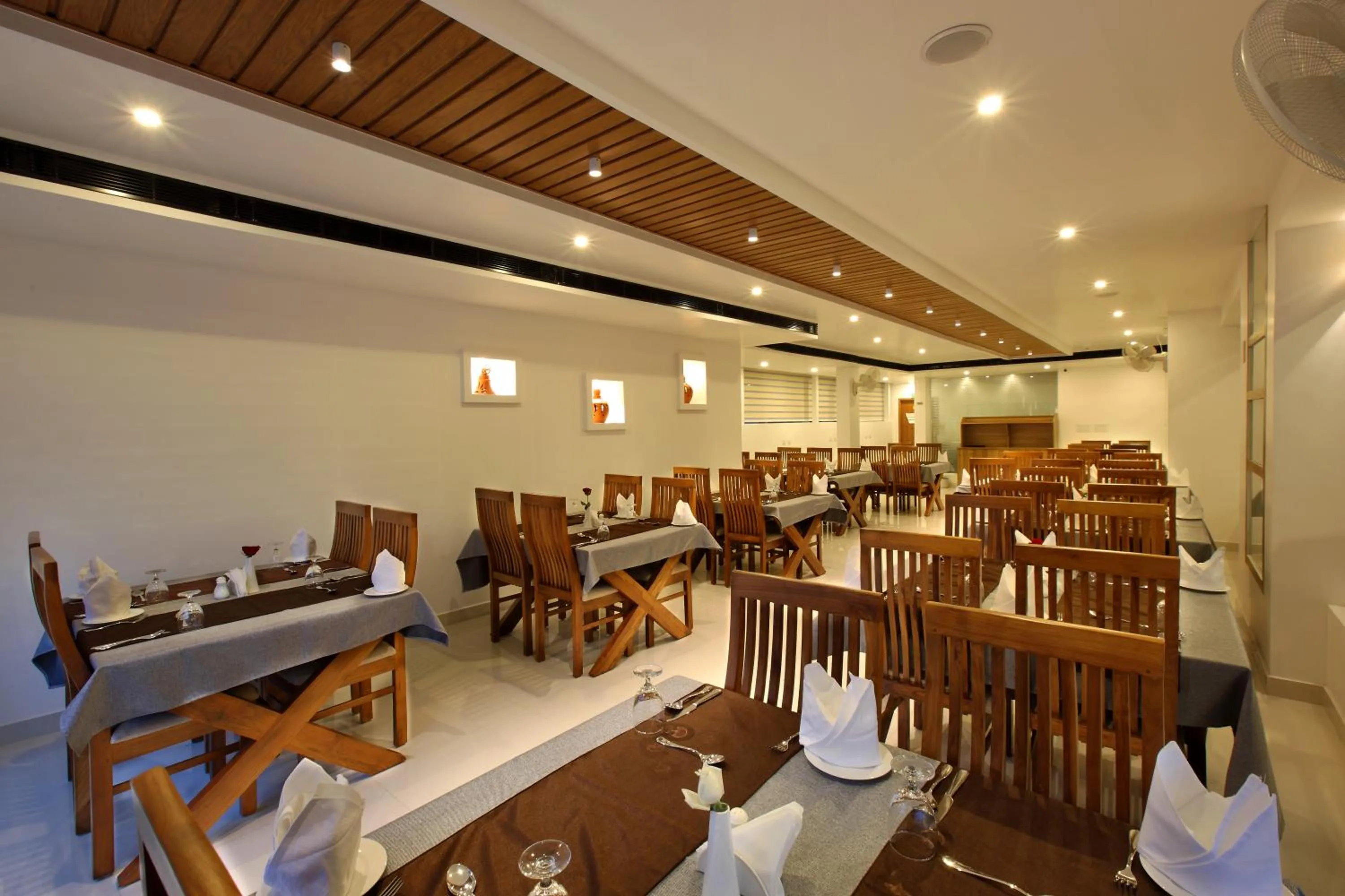 Restaurant/places to eat in Hotel NovArk Munnar