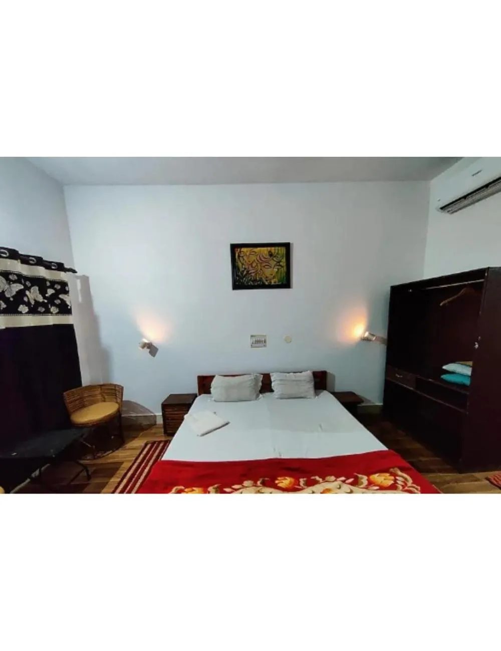 Communal lounge/ TV room, Bed in Tigers Villa, Tala Bandhavgarh