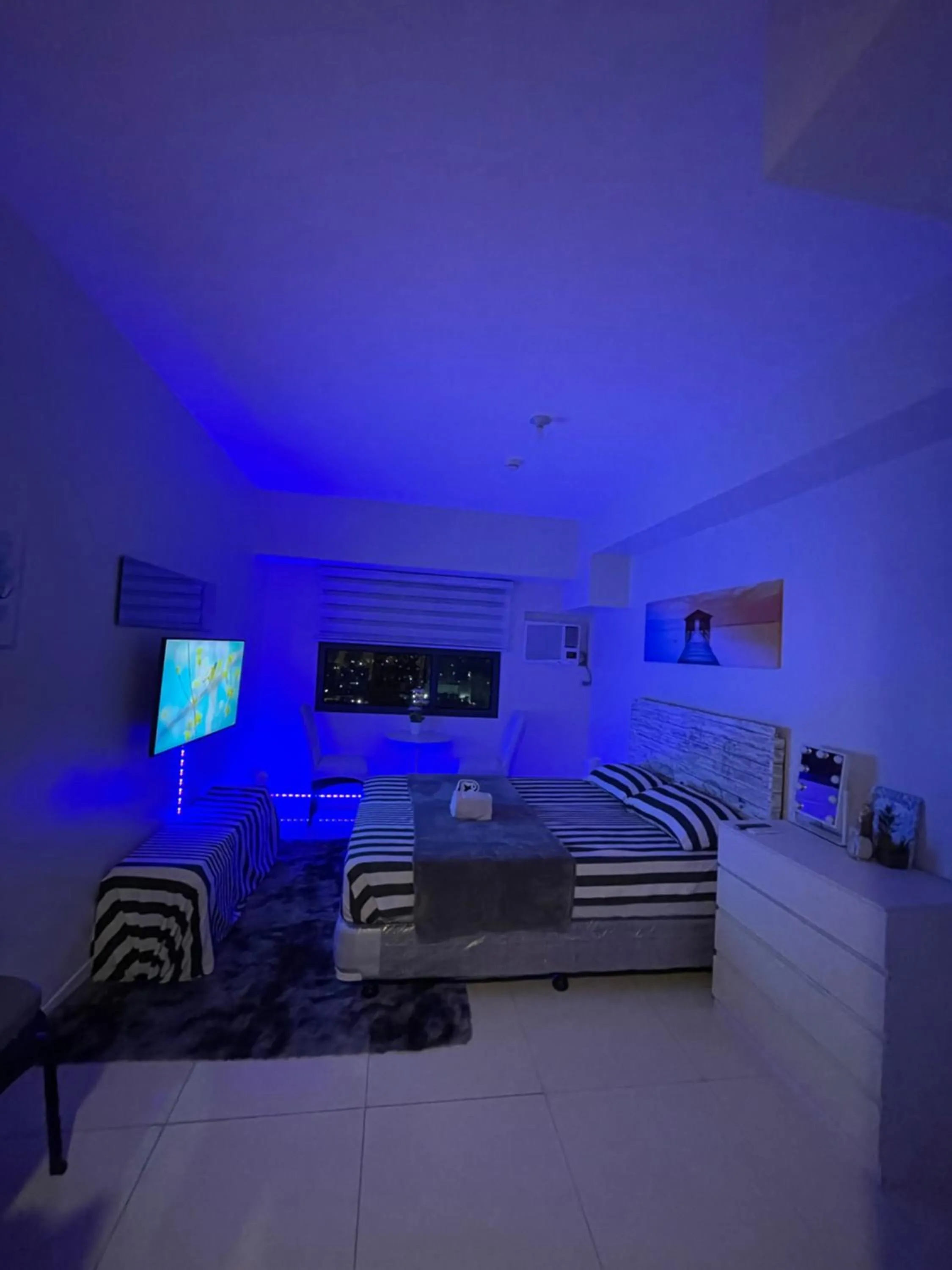 Communal lounge/ TV room, Bed in Cozy Studio at Horizon 101