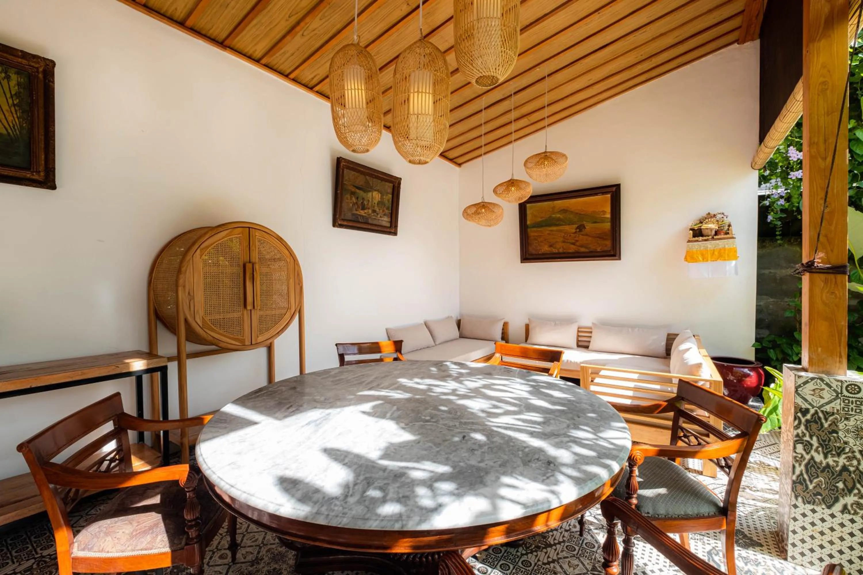 Seating area in Kubu Kirana by Supala