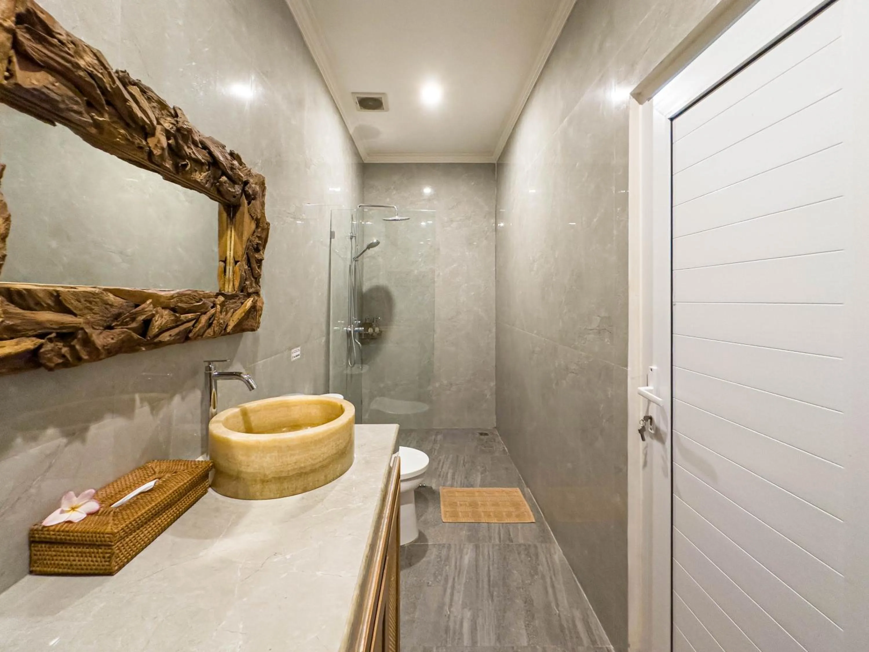 Bathroom in Kubu Kirana by Supala