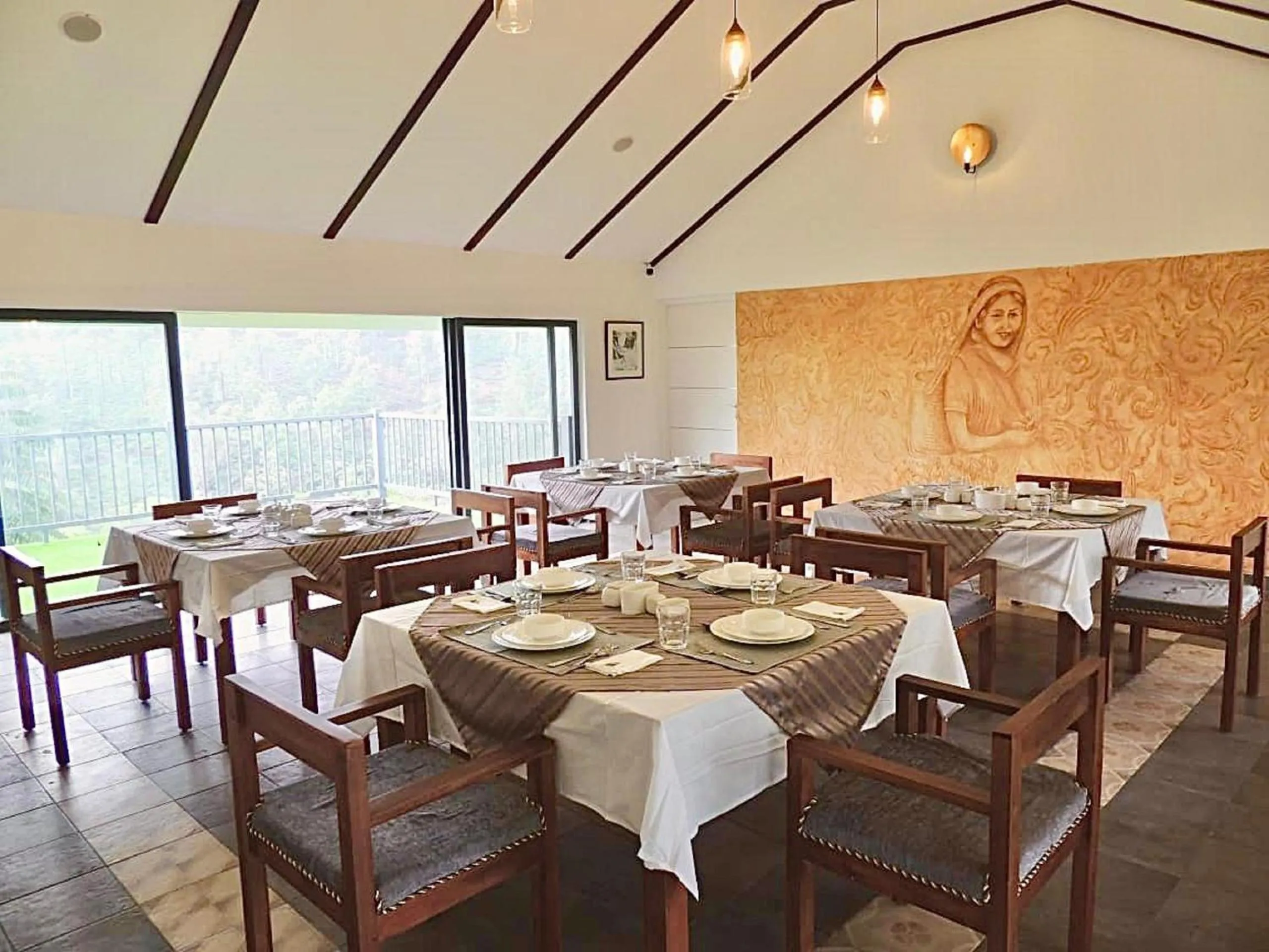 Restaurant/places to eat in PEKOE Plantation Cottages by LexStays