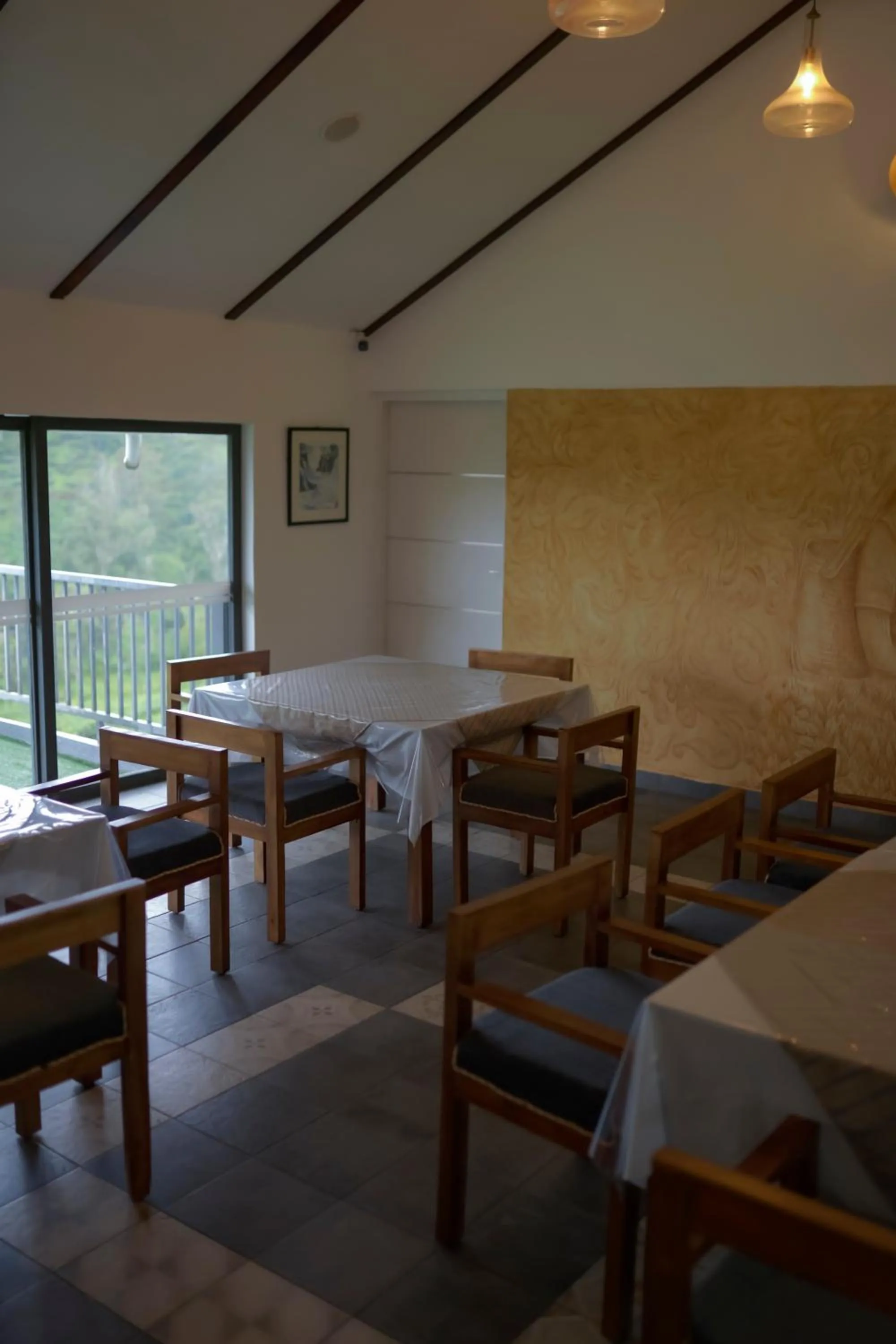 Restaurant/places to eat in PEKOE Plantation Cottages by LexStays