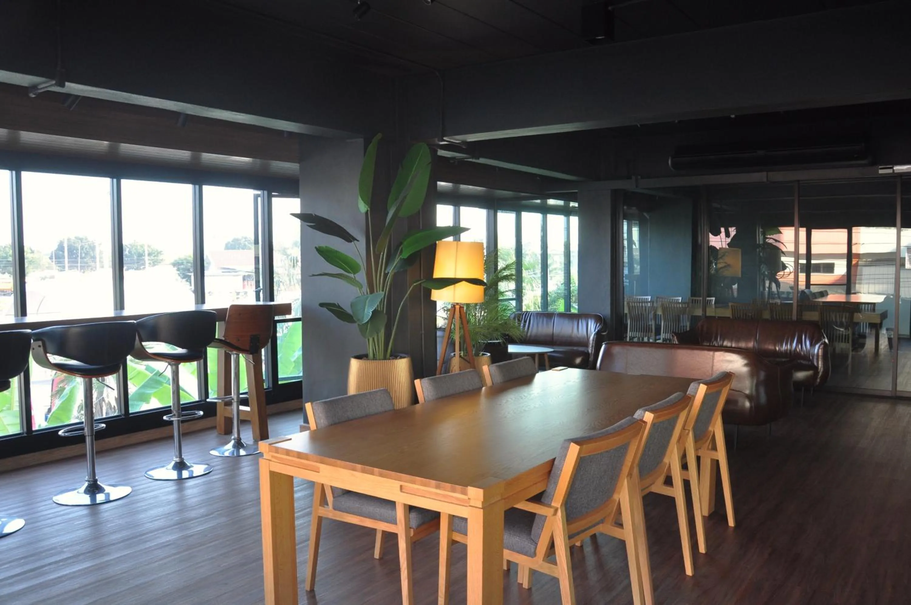 Restaurant/places to eat in The Bedrooms Maeklong and Services Apartment