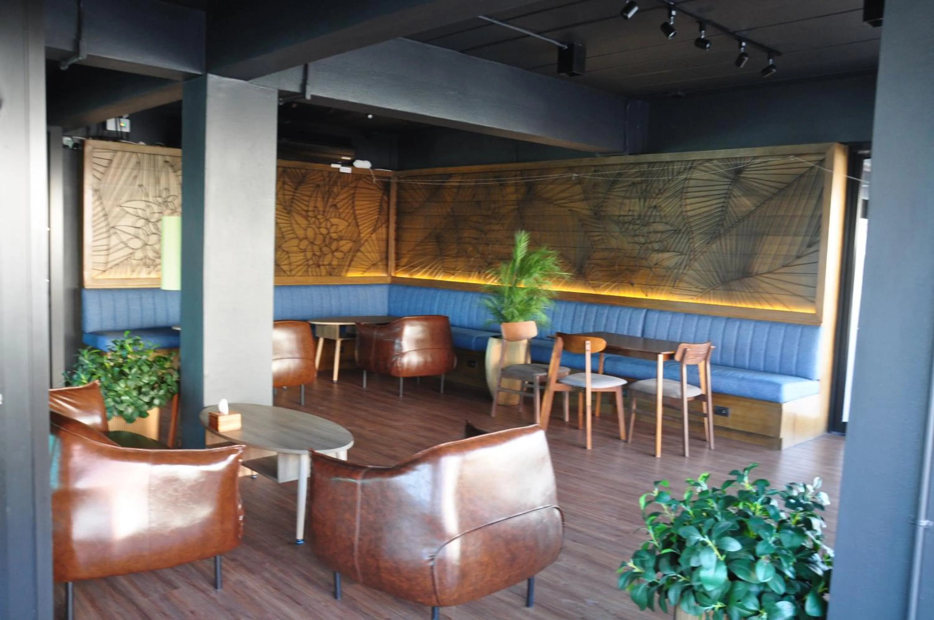 Restaurant/places to eat in The Bedrooms Maeklong and Services Apartment