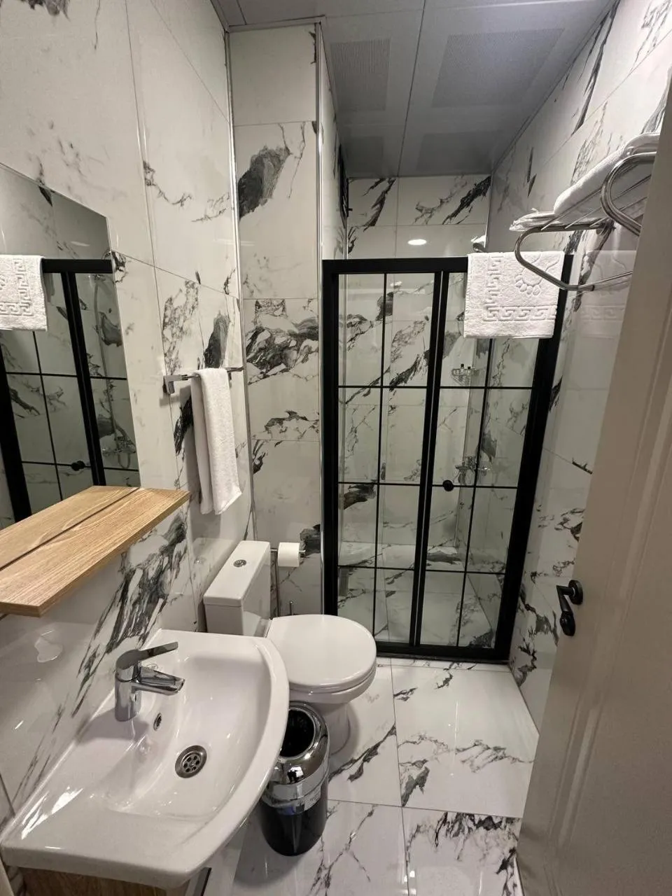 Shower in Akel Guest House