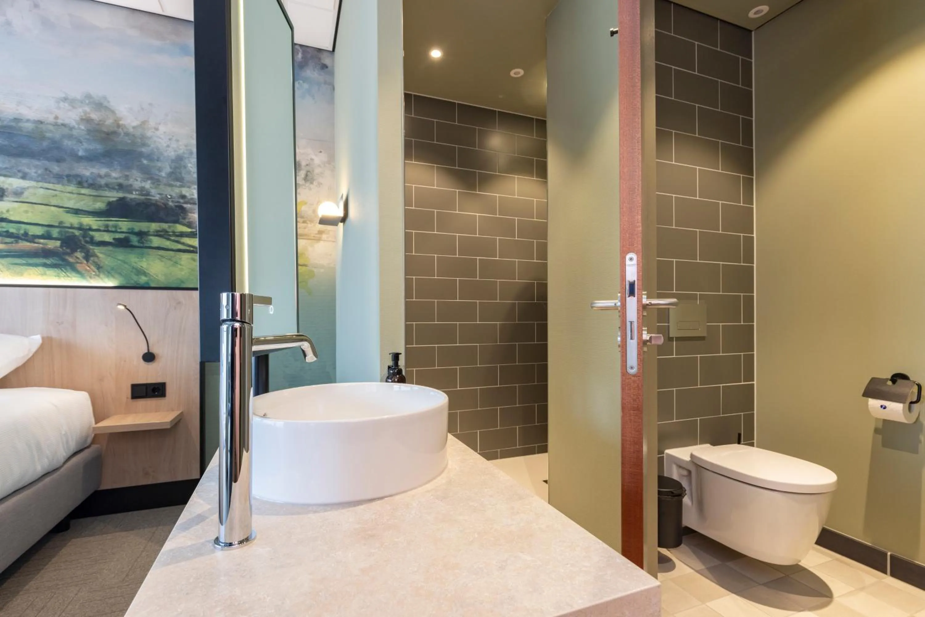 Toilet, Bed in Fletcher Hotel-Restaurant Marknesse