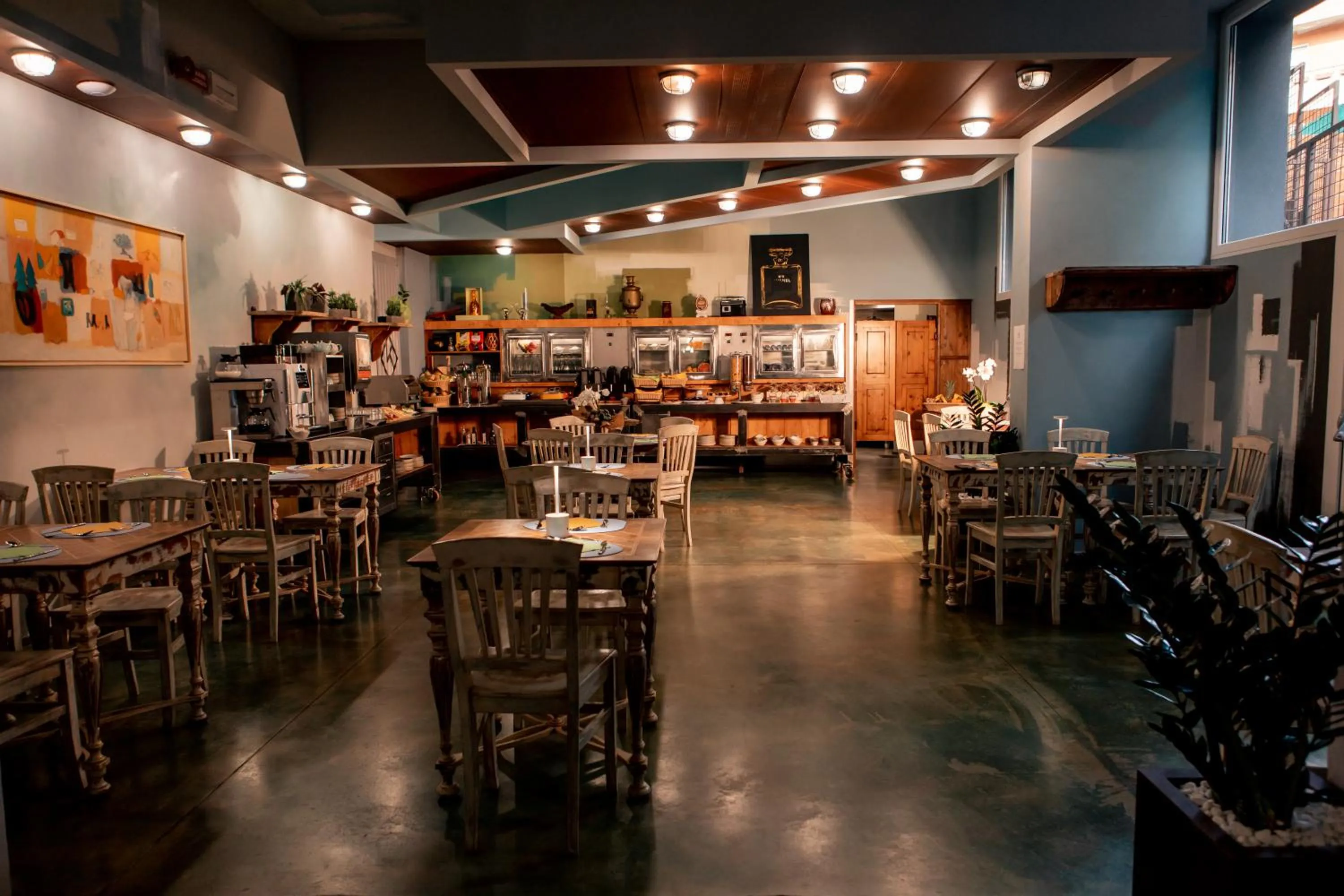 Restaurant/places to eat in K MODERN HOTEL