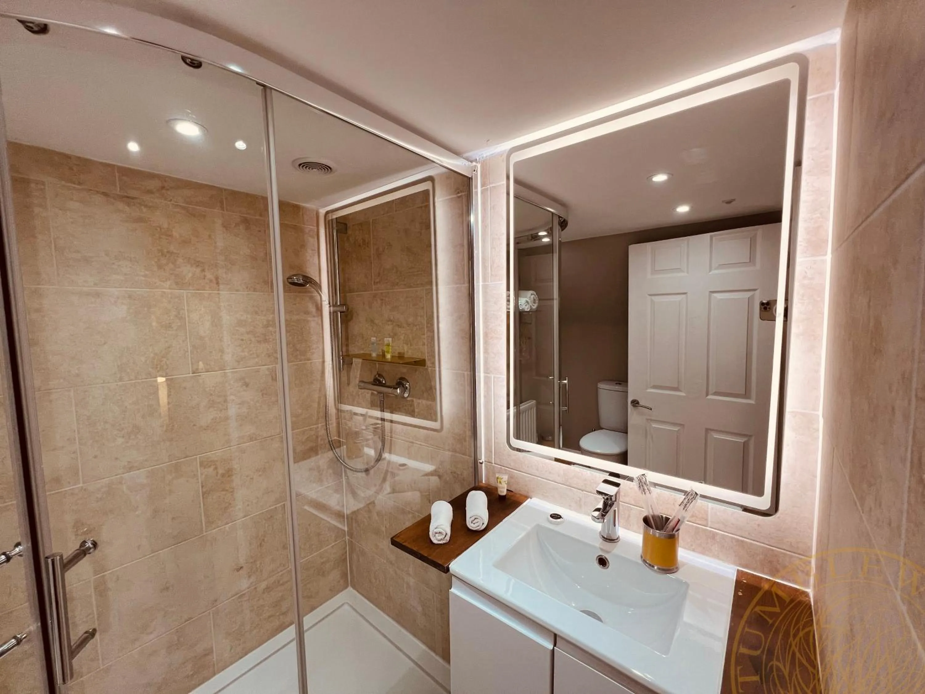 Shower in Tumbleweed Cottage