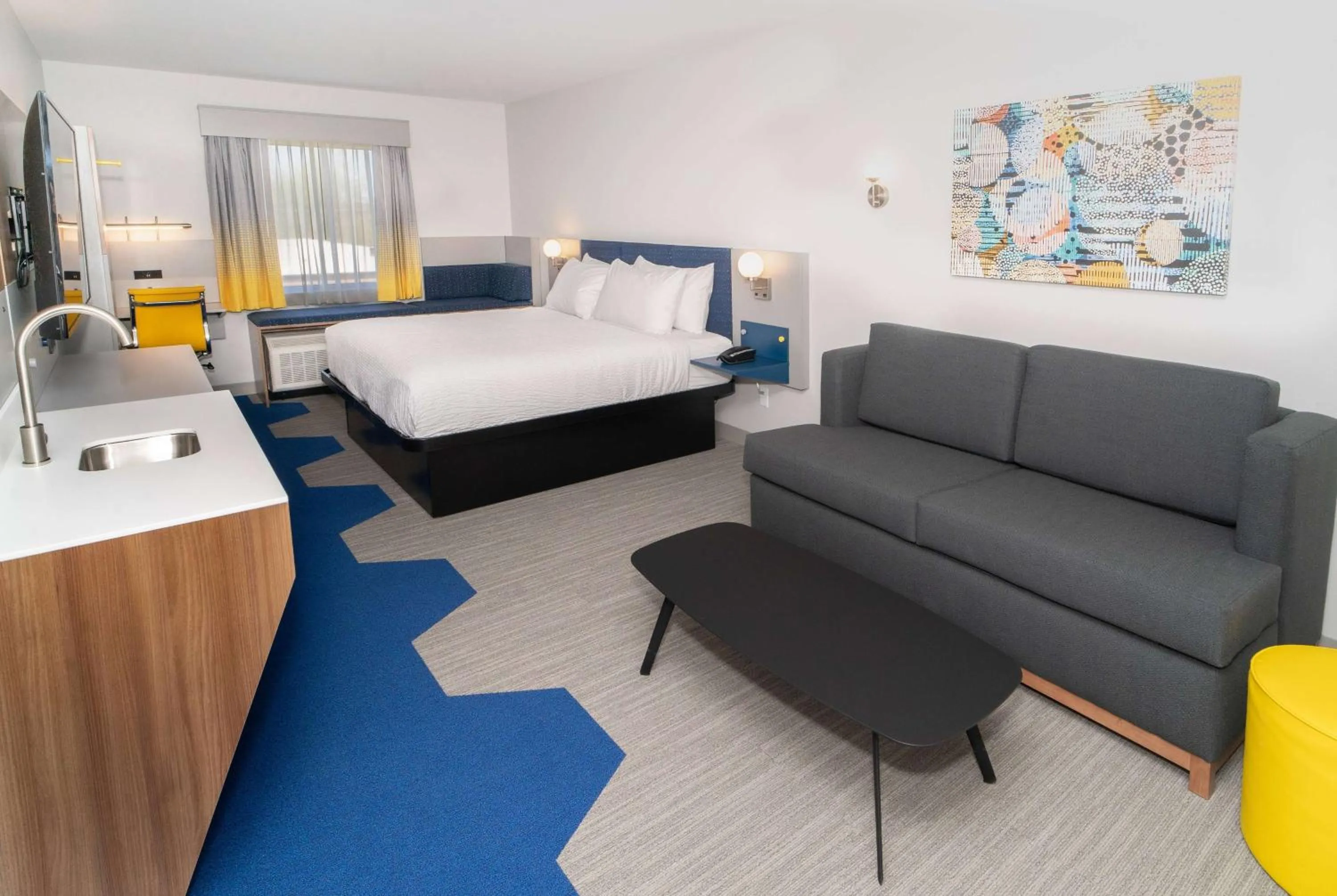 Living room, Bed in Microtel Inn & Suites by Wyndham Macedon