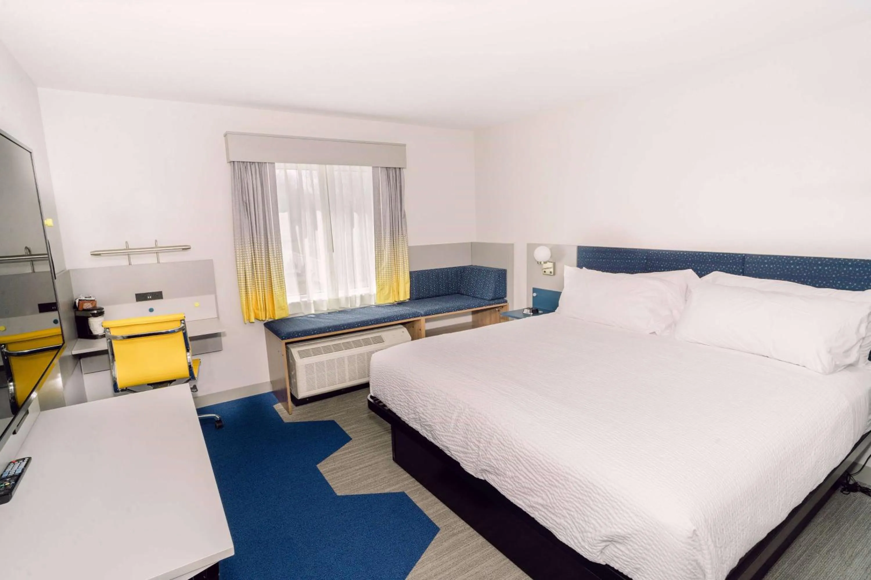 Photo of the whole room, Bed in Microtel Inn & Suites by Wyndham Macedon