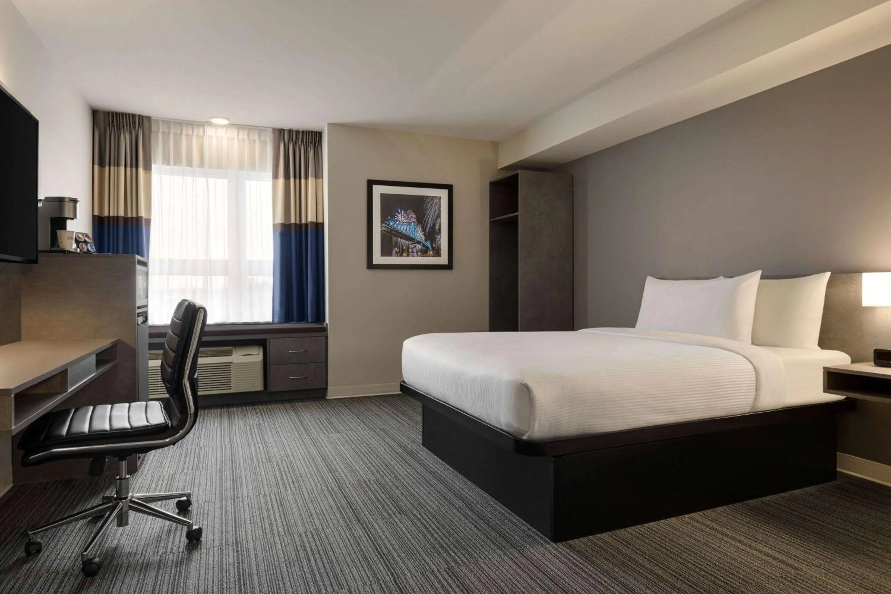 Photo of the whole room, Bed in Microtel Inn & Suites by Wyndham Boisbriand